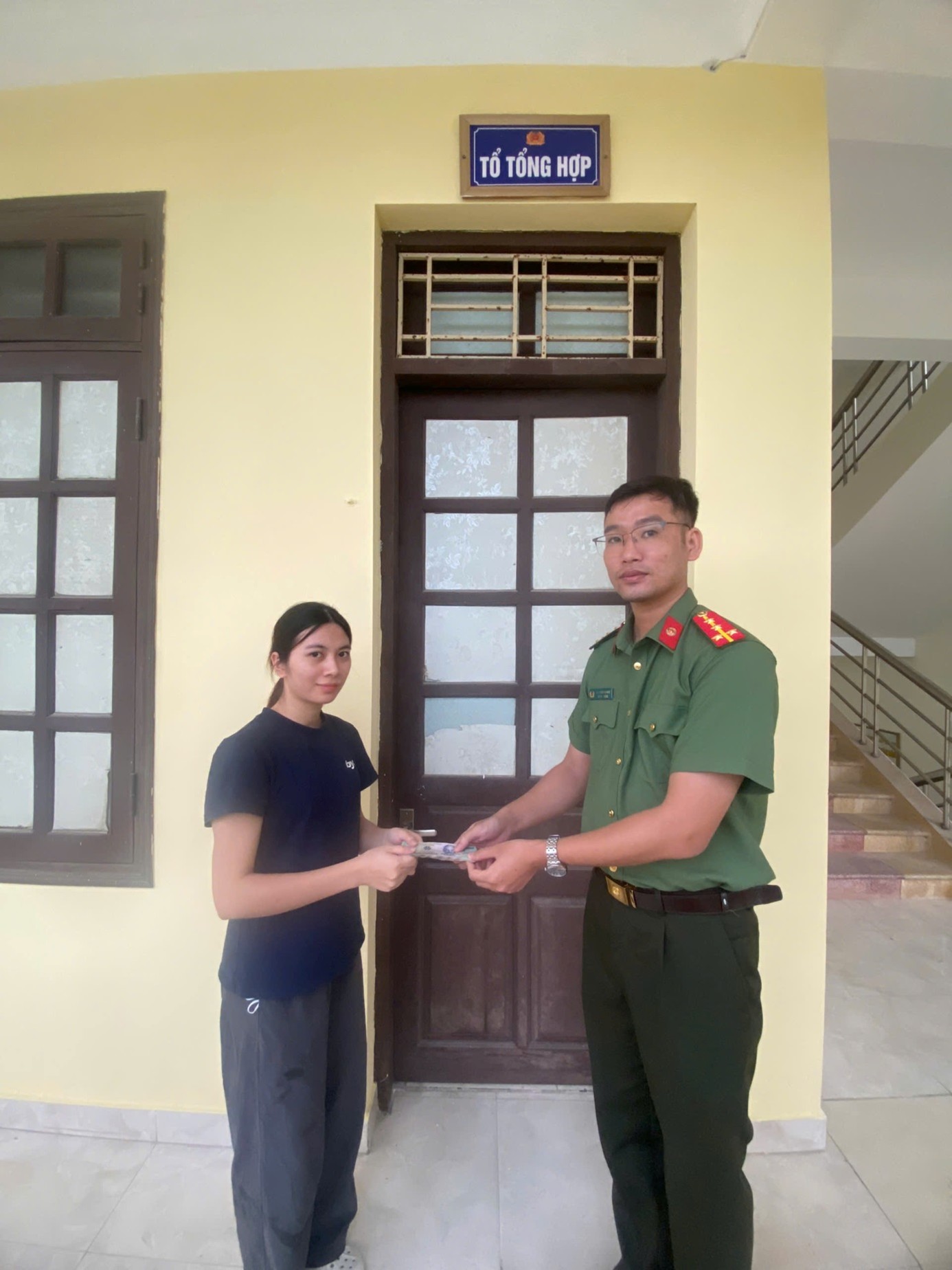 Công an xã Quỳnh Phụ kịp thời xác minh, trao trả tài sản cho  người dân đánh rơi