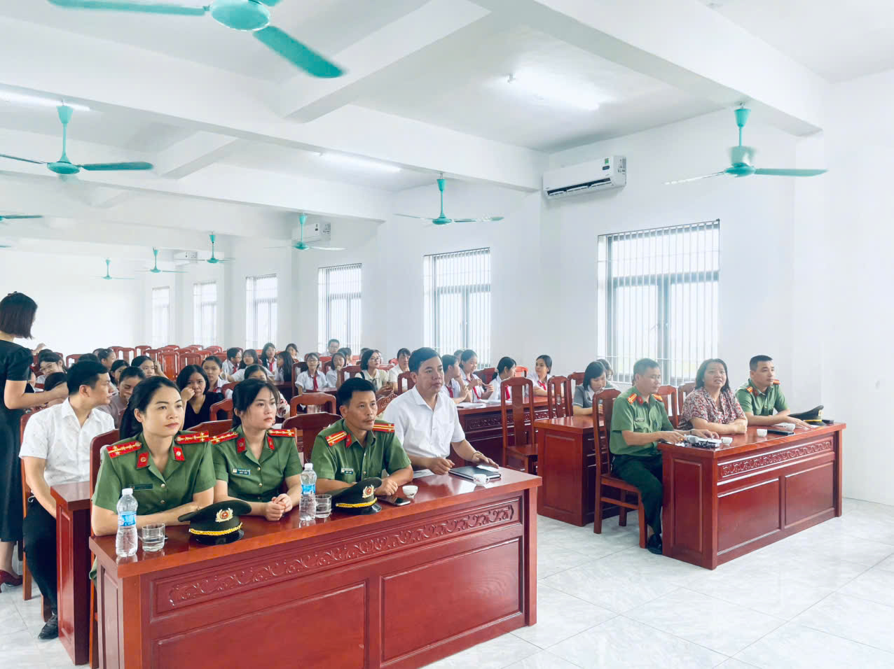 Công an xã Tân Hưng tăng cường tuyên truyền phòng ngừa học sinh bị lôi kéo, ảnh hưởng bởi các nhóm “Giang hồ mạng”