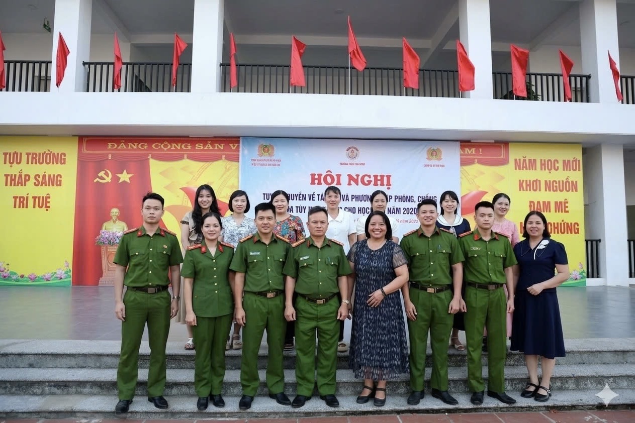Công an xã Tân Hưng đẩy mạnh tuyên truyền phổ biến pháp luật về phòng chống tác hại của ma túy trong học đường tại Trường THCS Tân Hưng