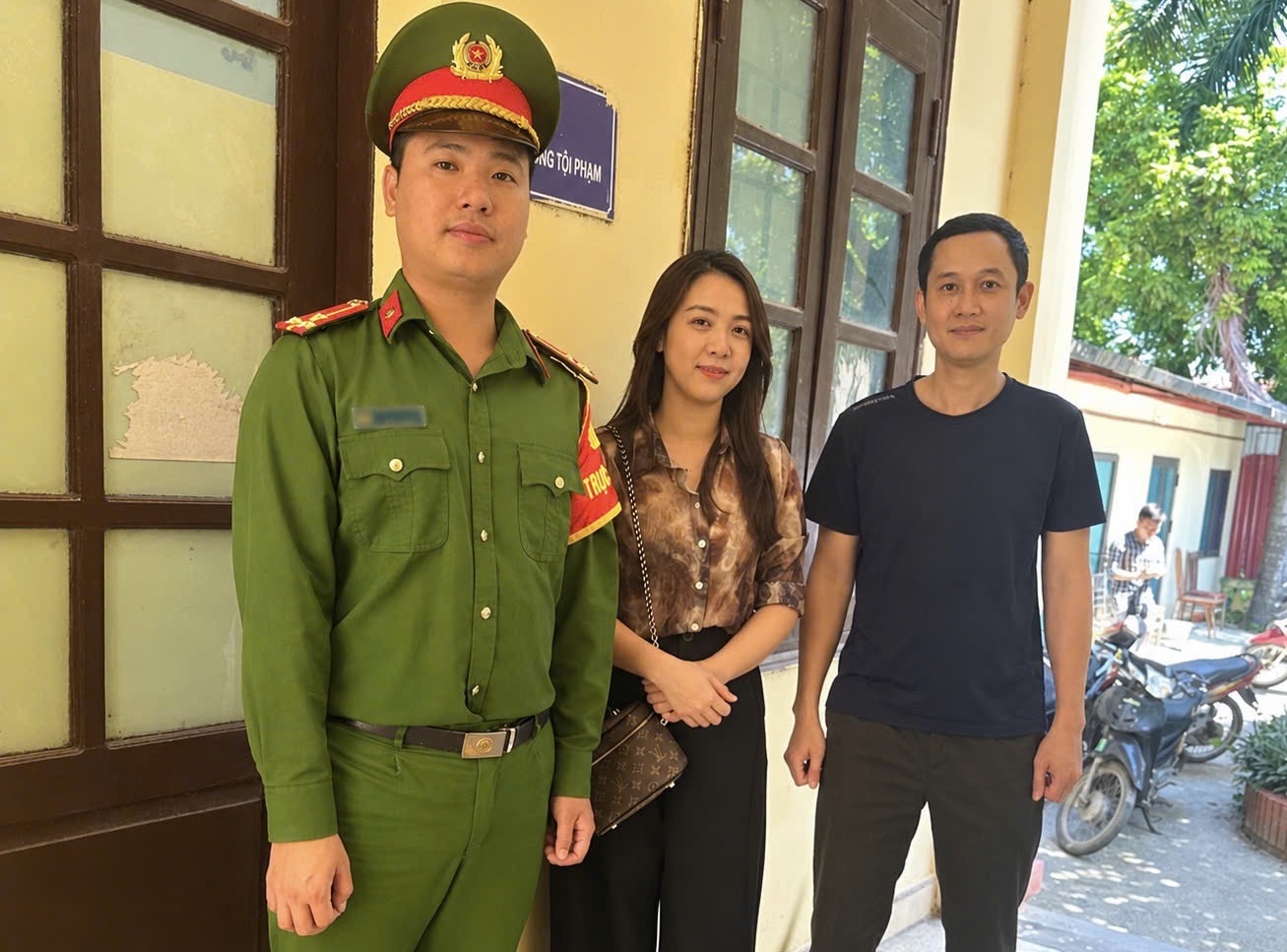 Công an xã Tân Hưng phối hợp hỗ trợ người dân trao trả lại 100 triệu đồng do người khác chuyển nhầm đến tài khoản cá nhân