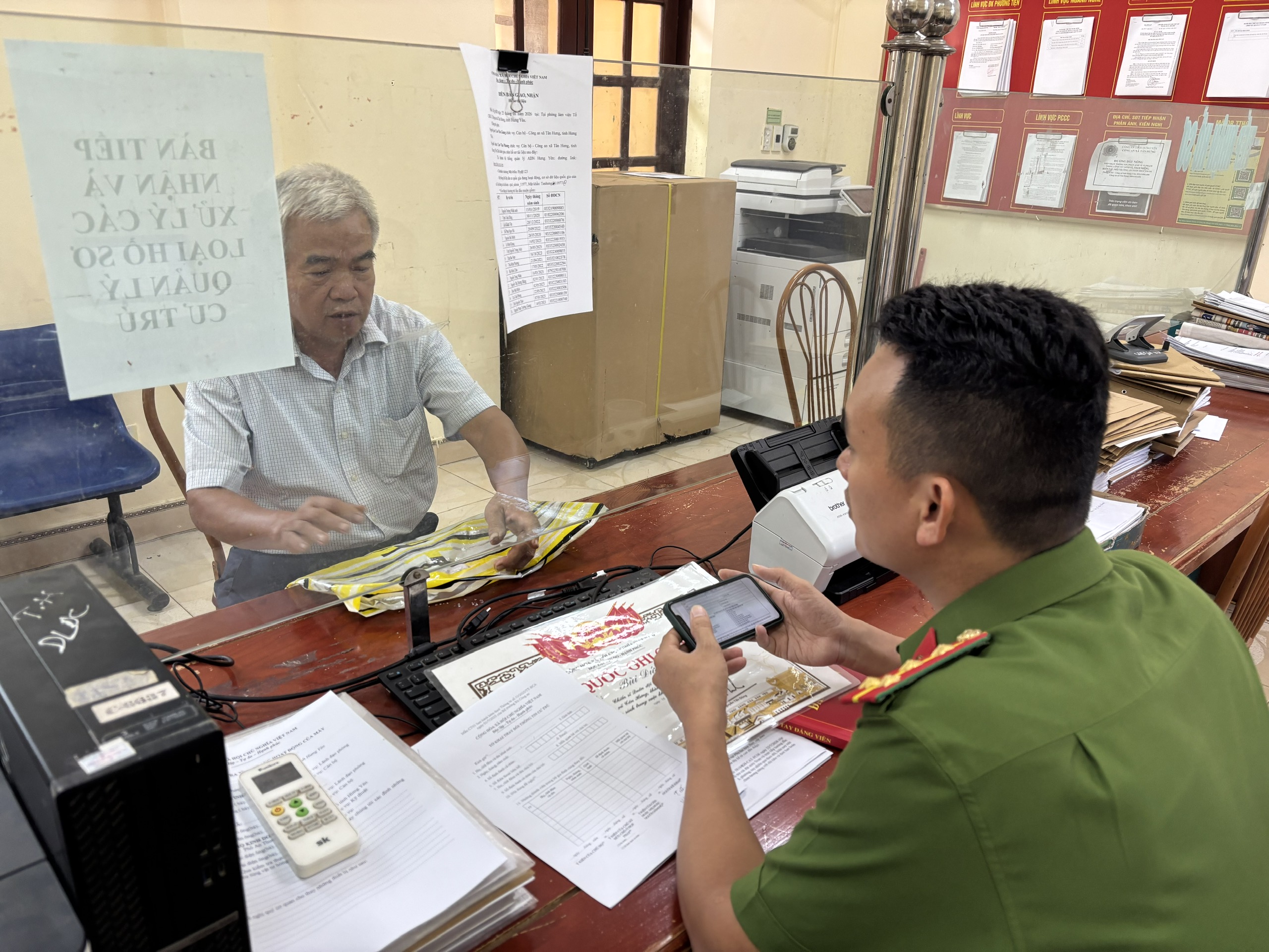 Công an xã Tân Hưng hướng dẫn người dân thu nhận mẫu ADN  để rà soát thân nhân Liệt sĩ
