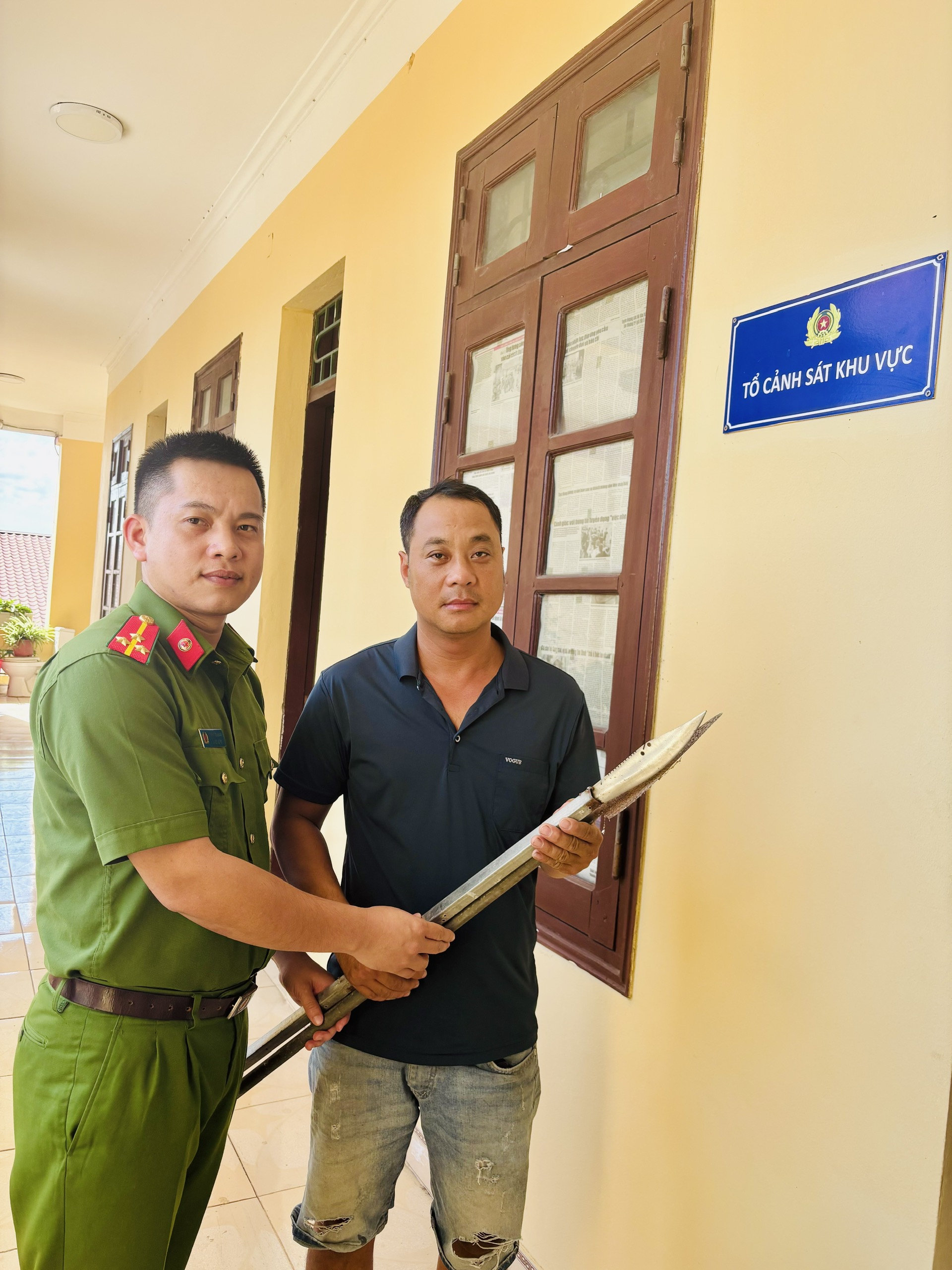 Công an xã Tân Hưng tiếp nhận công dân đến trụ sở  Công an xã giao nộp vũ khí thô sơ