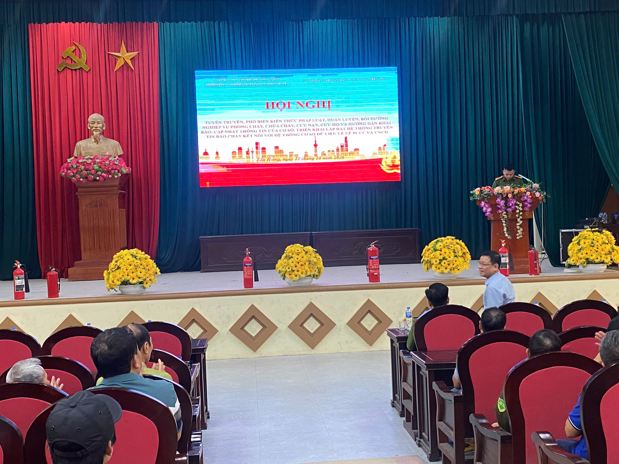 Công an xã Tân Hưng phối hợp với Phòng Cảnh sát PCCC và CNCH Công an tỉnh Hưng Yên tổ chức huấn luyện, bồi dưỡng nghiệp vụ PCCC và CNCH cho người đứng đầu cơ sở trên địa bàn