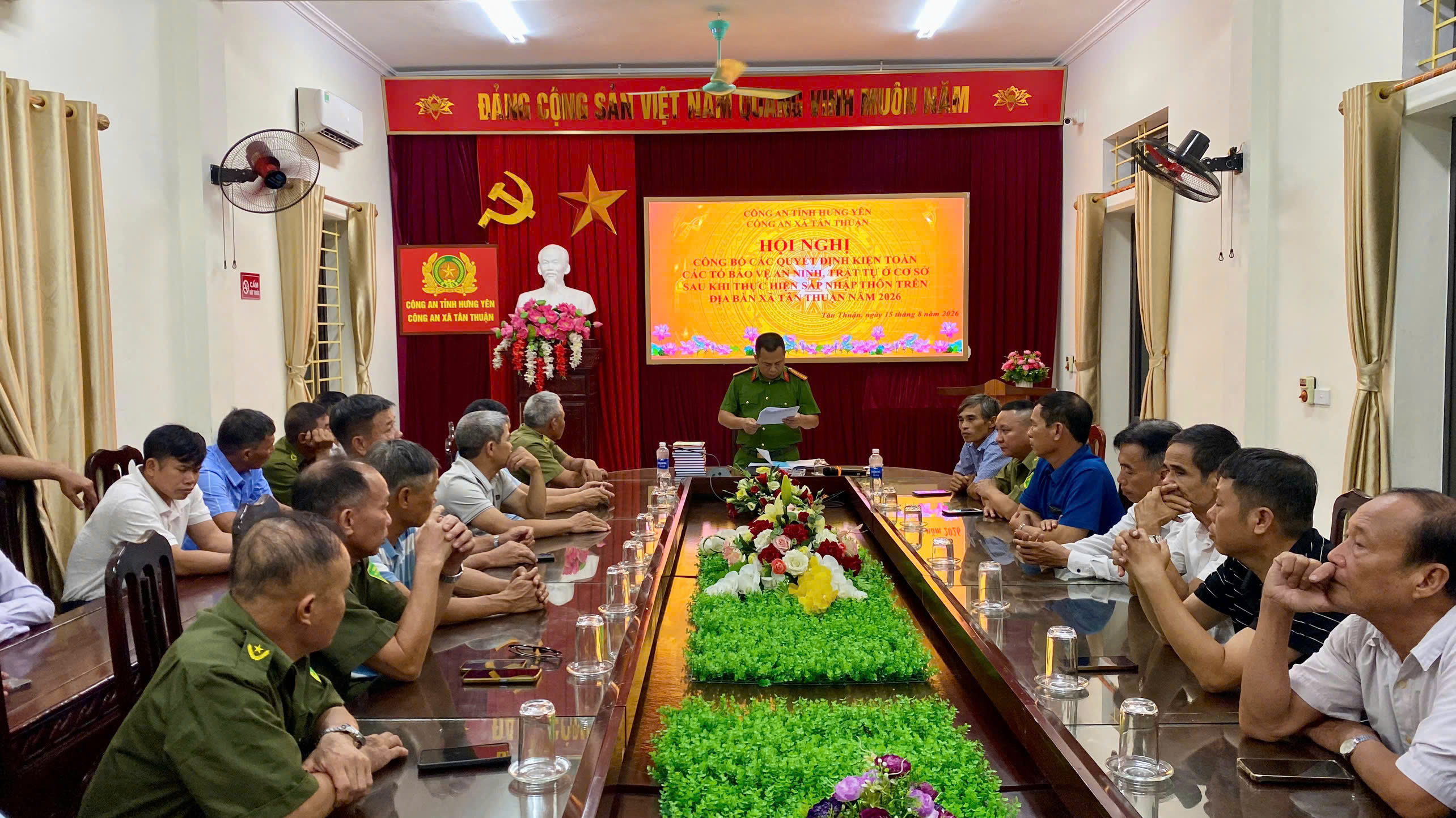 Công an xã Tân Thuận tổ chức Hội nghị công bố các Quyết định kiện toàn các Tổ bảo vệ an ninh, trật tự ở cơ sở sau khi thực hiện sáp nhập thôn trên địa bàn xã Tân Thuận năm 2026