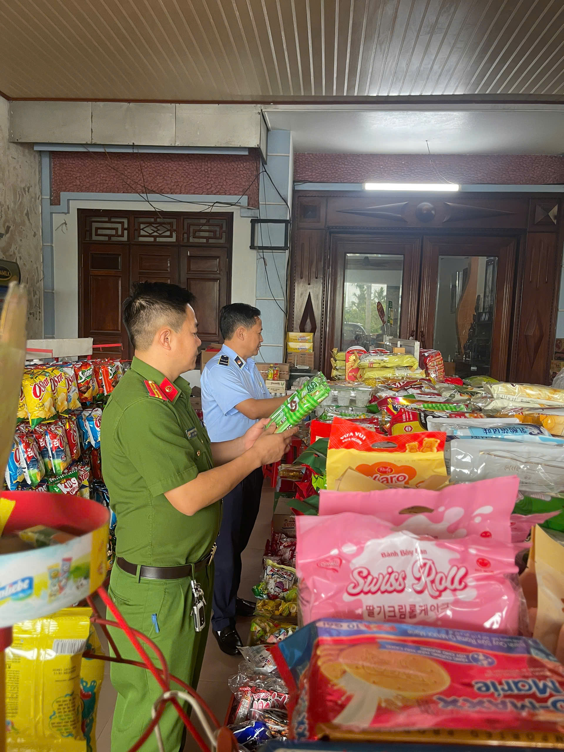 Công an xã Tân Thuận phối hợp kiểm tra, xử lý hàng hoá có dấu hiệu giả mạo nhãn hiệu, vi phạm pháp luật về sở hữu trí tuệ trên địa bàn xã năm 2026