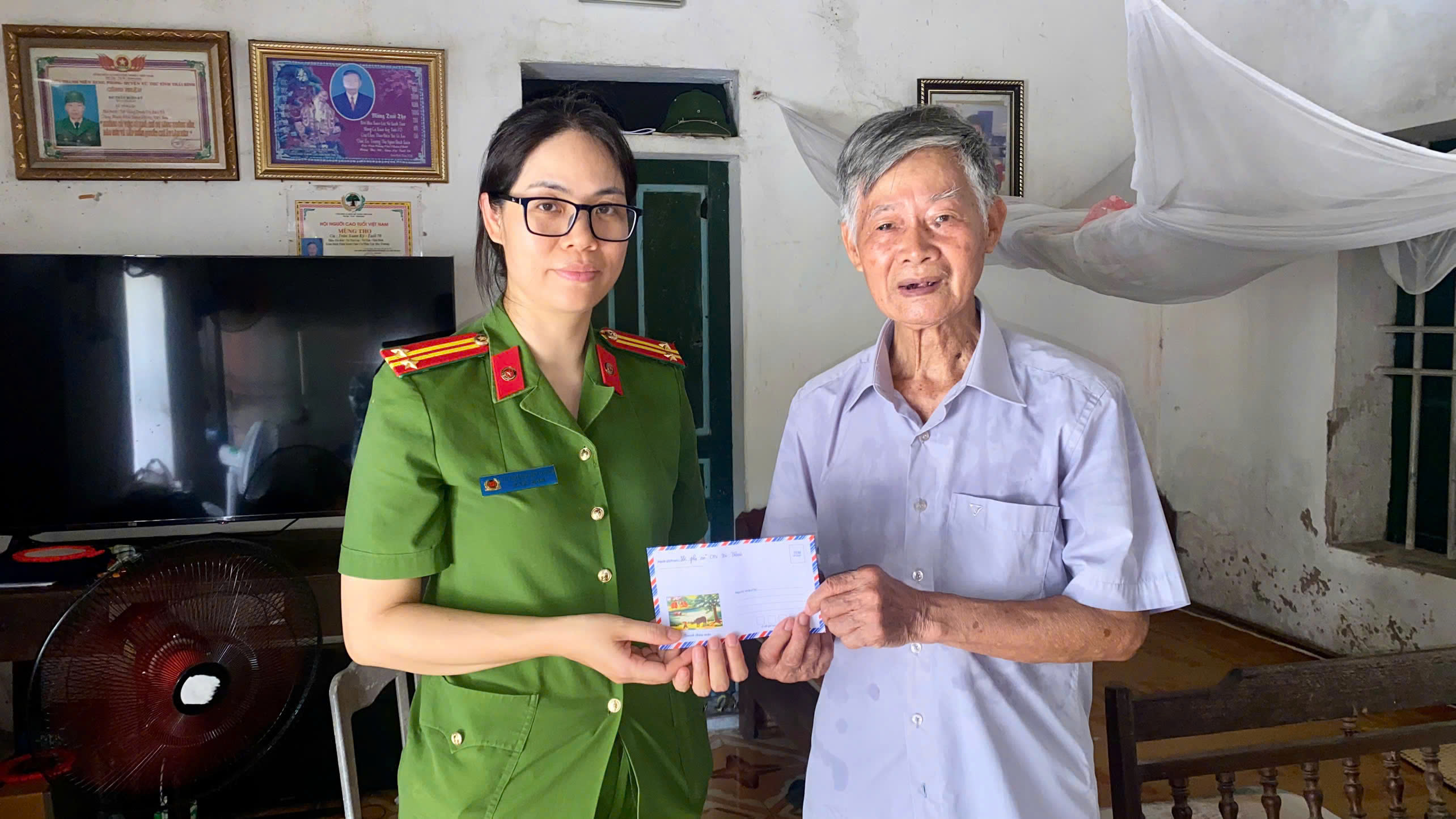 Công an xã Tân Thuận thăm hỏi, tặng quà những hoàn cảnh khó khăn nhân dịp kỷ niệm 81 năm Ngày truyền thống Công an nhân dân Việt Nam và 21 năm Ngày hội toàn dân bảo vệ an ninh Tổ quốc