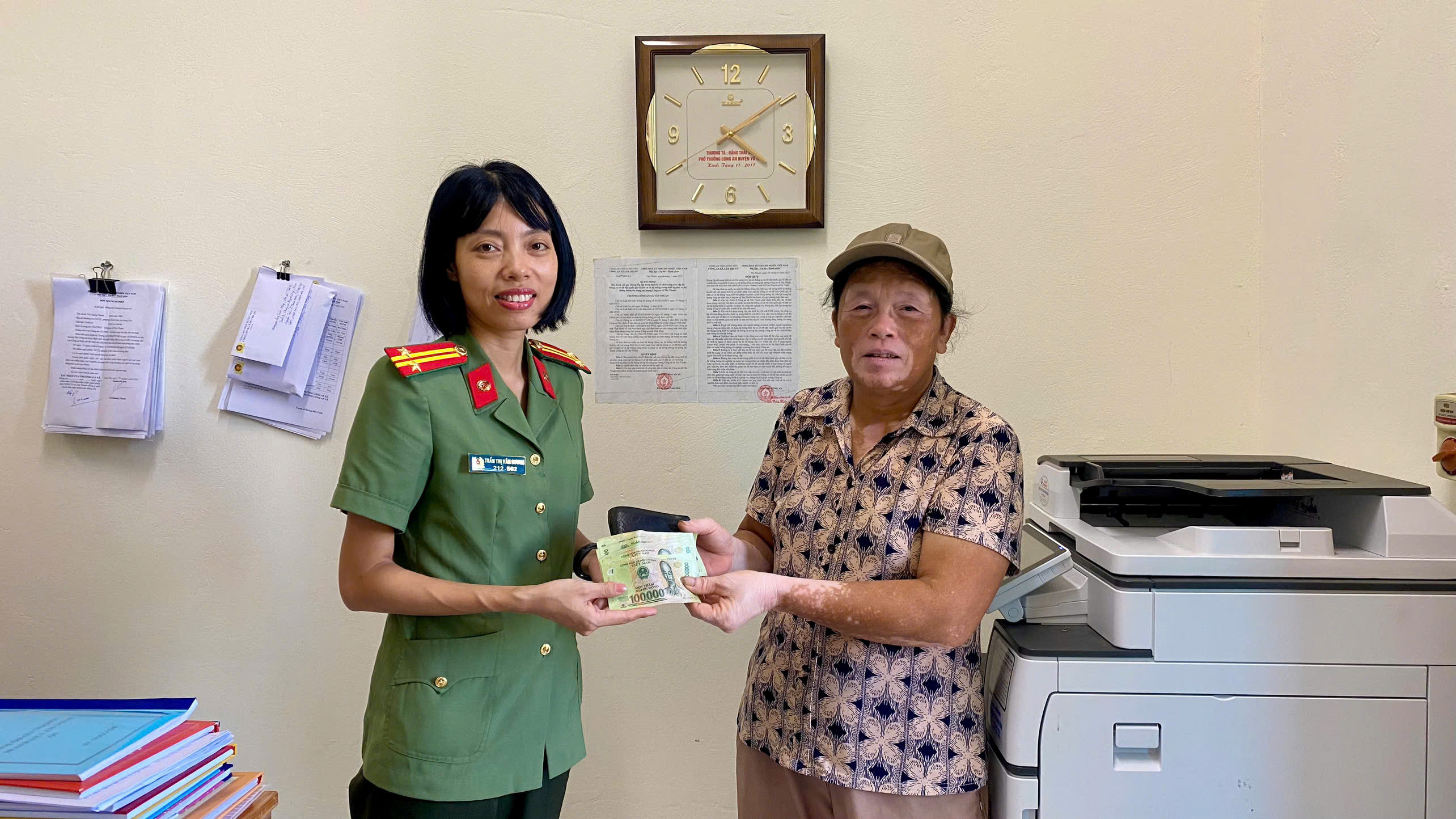 Công an xã Tân Thuận lan toả gương người tốt, việc tốt từ hành động “nhặt được của rơi, trả lại người mất” tại địa phương
