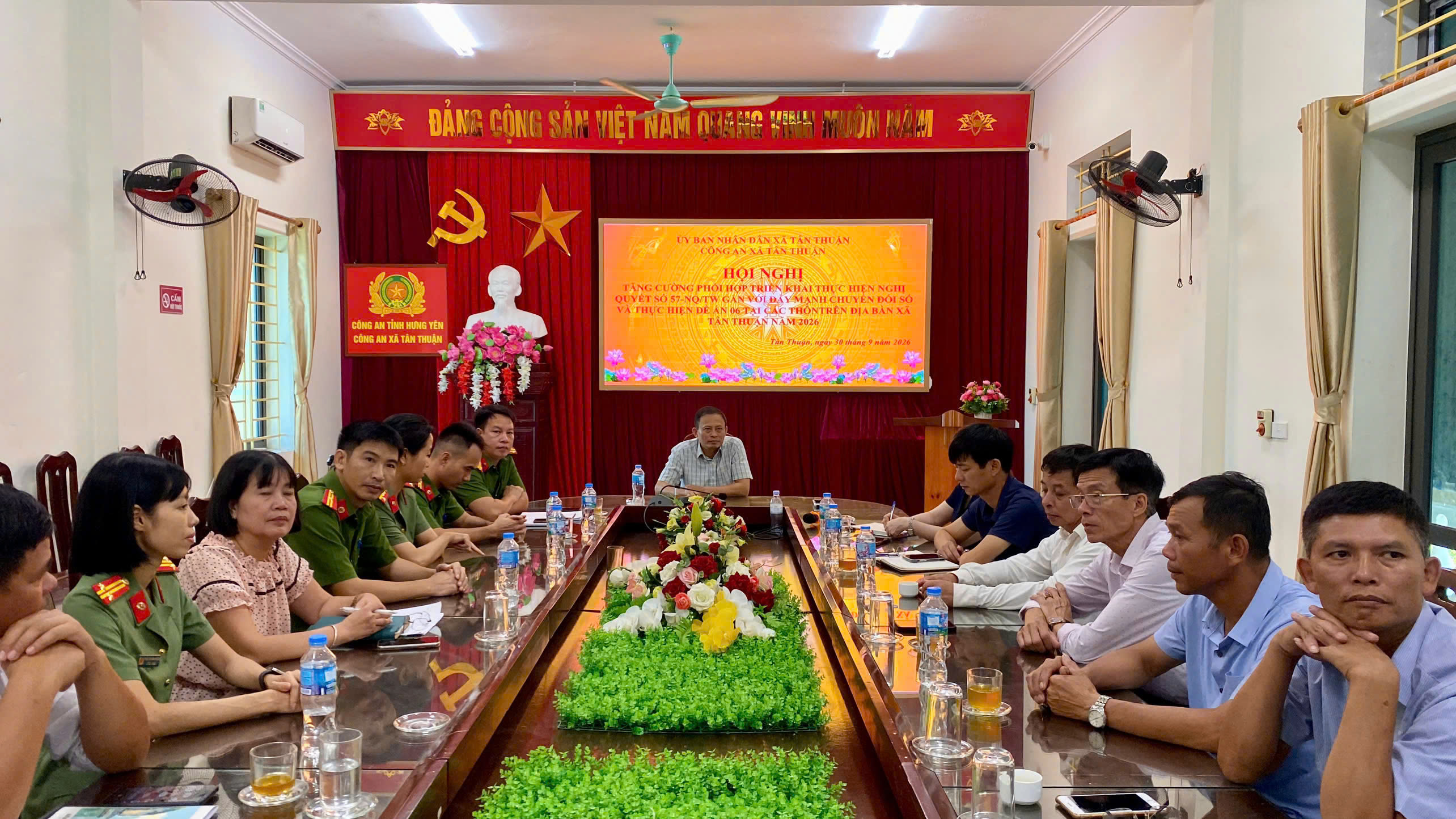 Công an xã Tân Thuận phối hợp với Ủy ban nhân dân xã tổ chức Hội nghị tăng cường phối hợp triển khai thực hiện Nghị quyết số 57-NQ/TW gắn với đẩy mạnh chuyển đổi số và thực hiện Đề án 06 tại các thôn trên địa bàn xã Tân Thuận năm 2026