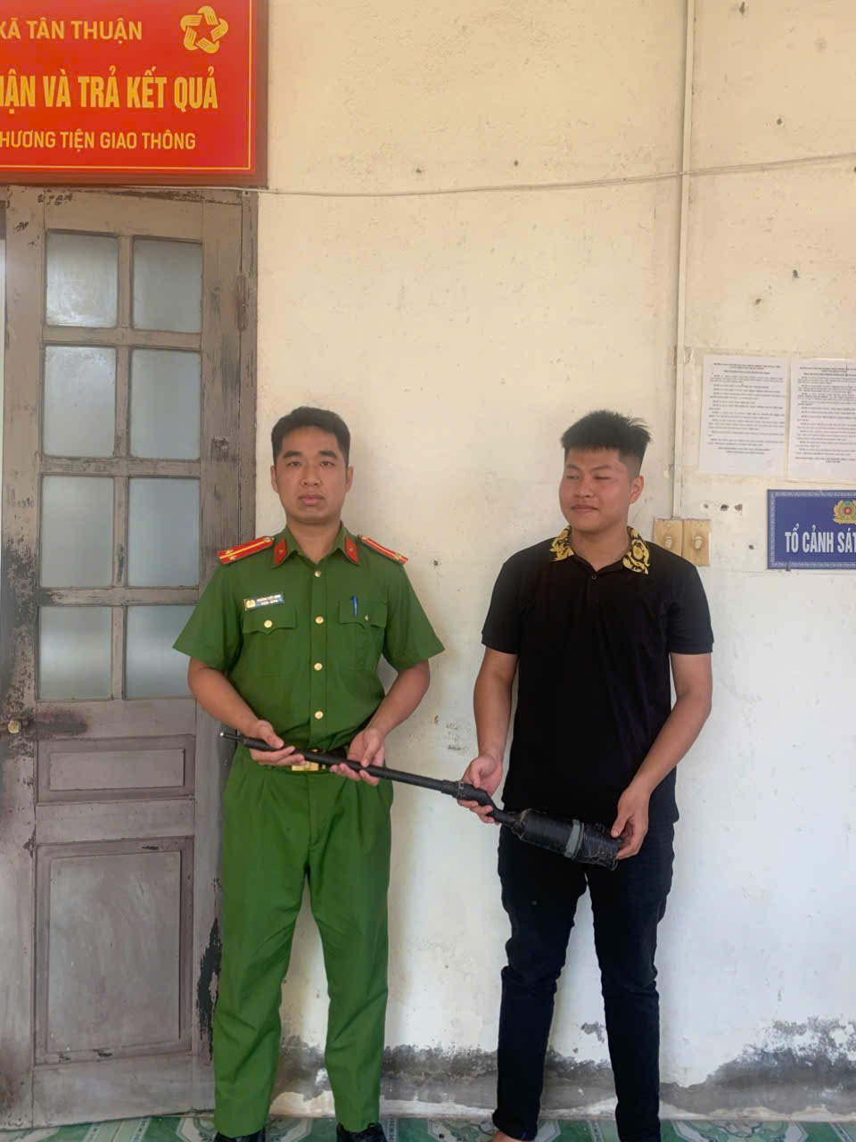 Công an xã Tân Thuận tăng cường công tác vận động thu hồi vũ khí, vật liệu nổ, công cụ hỗ trợ và pháo
