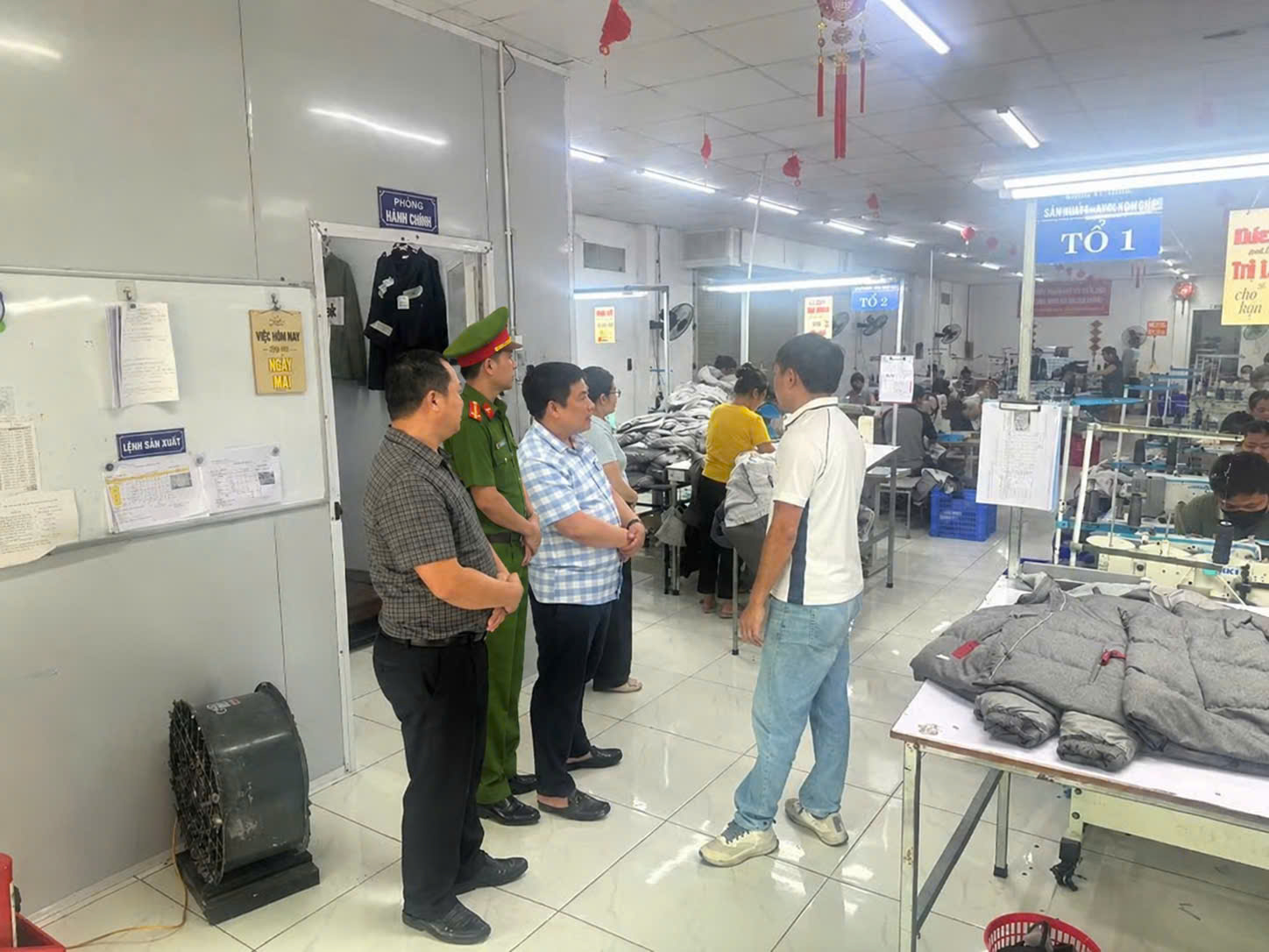 Công an xã Tân Thuận tham mưu UBND xã kiểm tra việc chấp hành pháp luật về bảo vệ môi trường tại các cơ sở sản xuất, kinh doanh, dịch vụ trên địa bàn