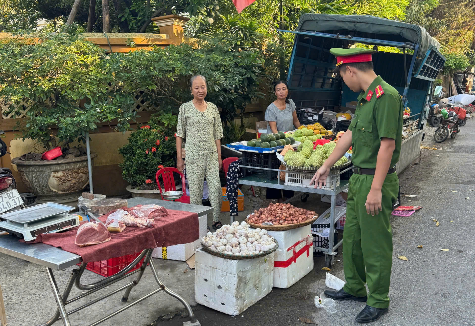 Công an xã Tân Thuận ra quân lập lại trật tự công cộng, trật tự an toàn giao thông khu chợ Thuận Vi, xã Tân Thuận, tỉnh Hưng Yên