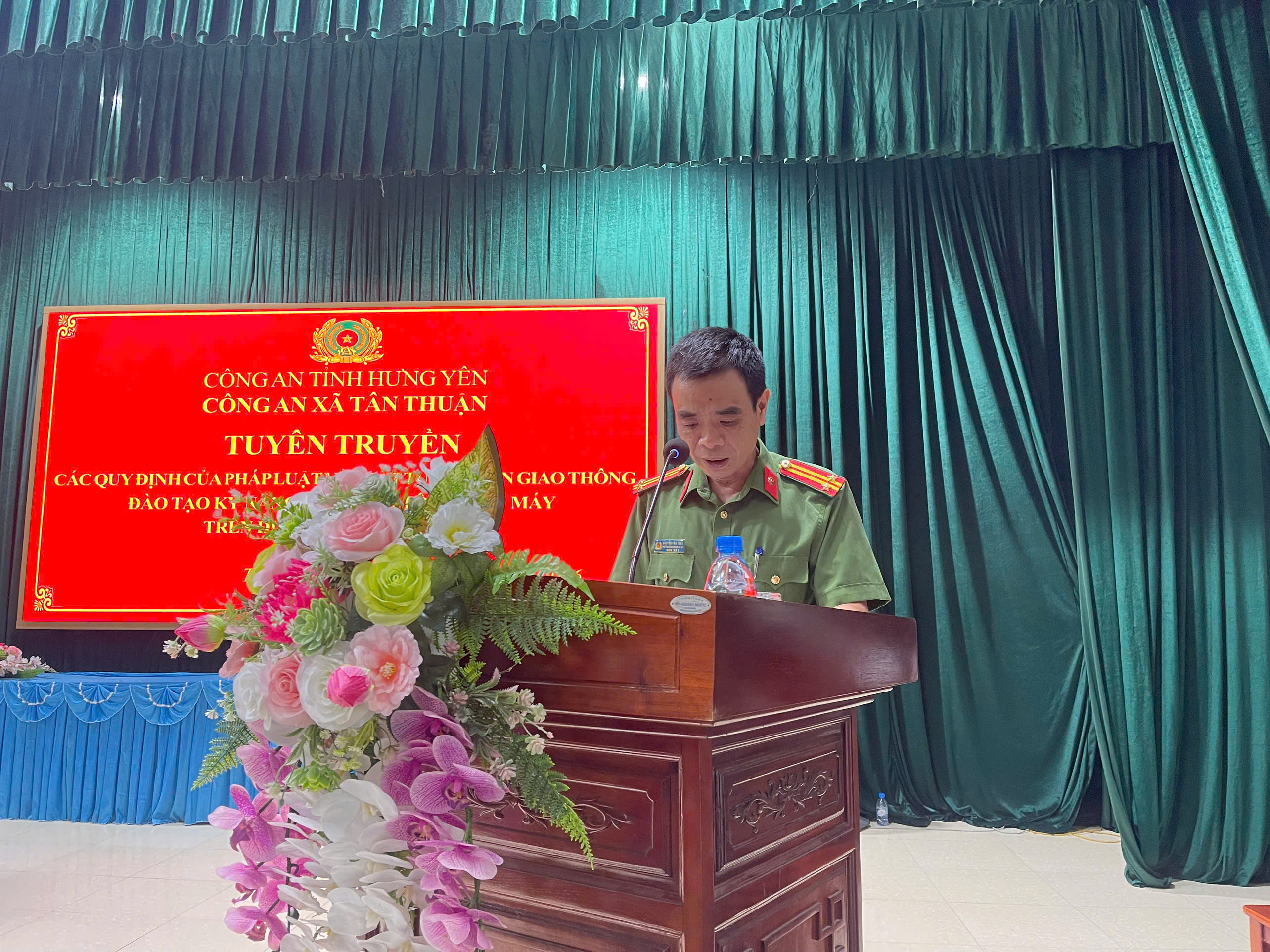Công an xã Tân Thuận tuyên truyền pháp luật, hướng dẫn kỹ năng lái xe an toàn