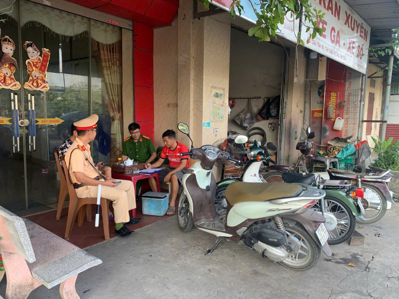 Công an xã Tân Thuận tuyên truyền, ký cam kết không độ, chế xe trái quy định