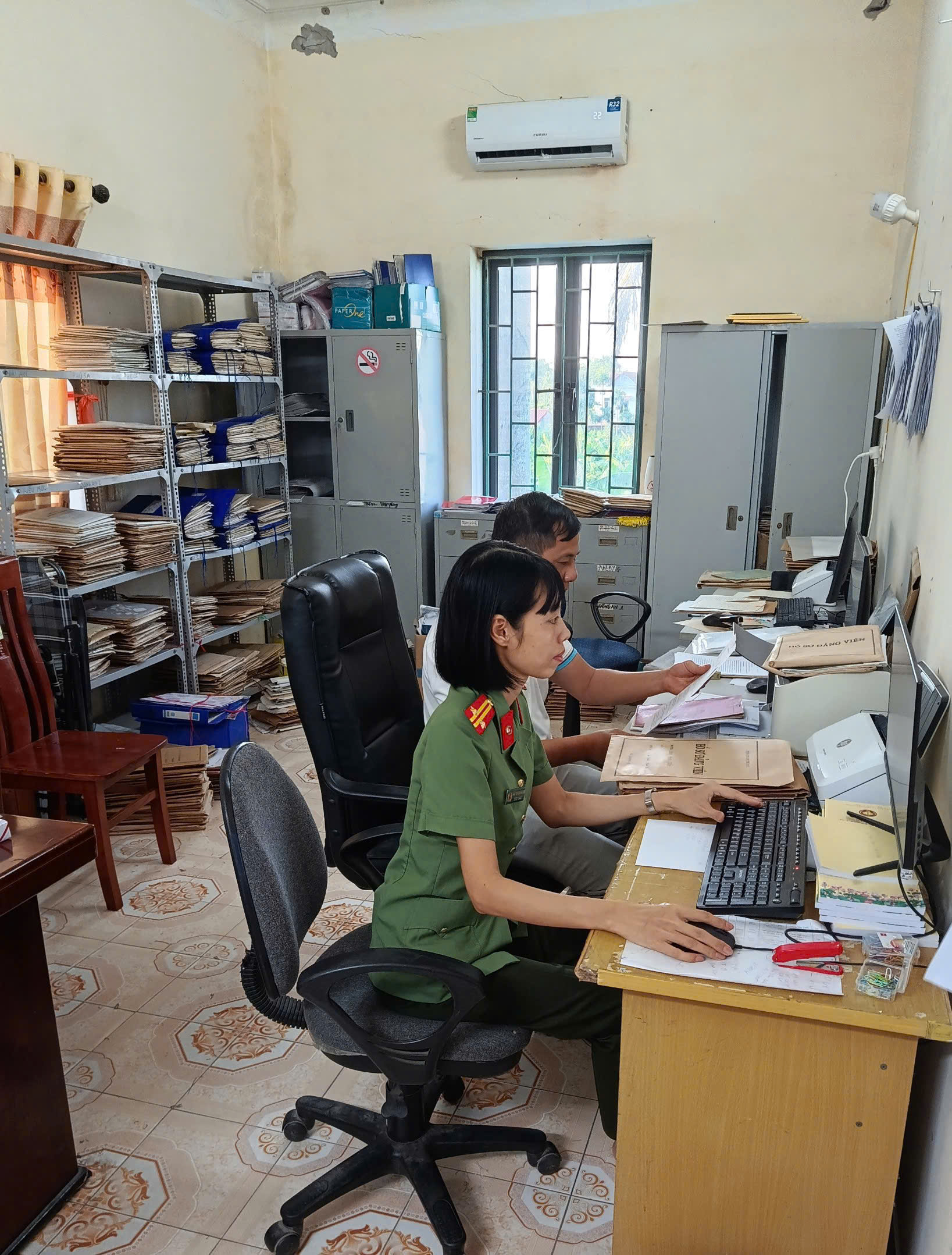 Công an xã Tân Thuận phối hợp thực hiện công tác số hóa, tạo lập dữ liệu hồ sơ đảng viên trên địa bàn xã Tân Thuận năm 2026