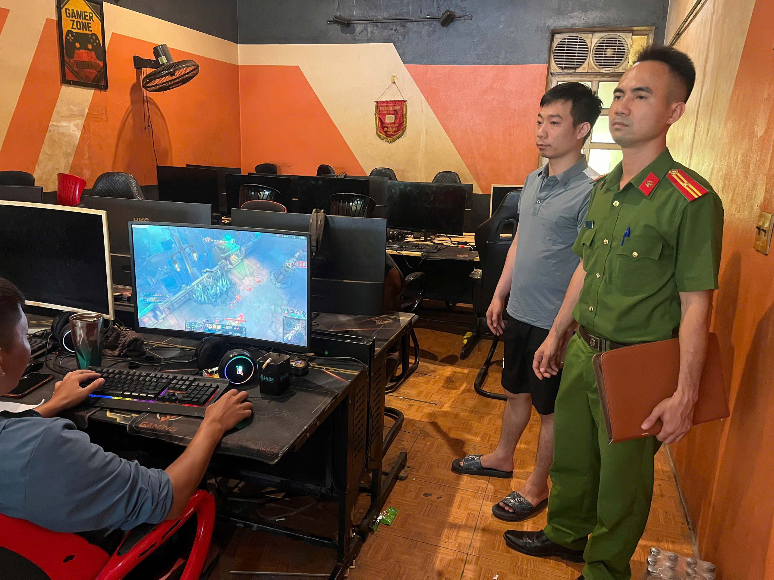 Công an xã Tân Thuận tăng cường kiểm tra, tuyên truyền pháp luật đối với cơ sở kinh doanh dịch vụ Internet trên địa bàn xã