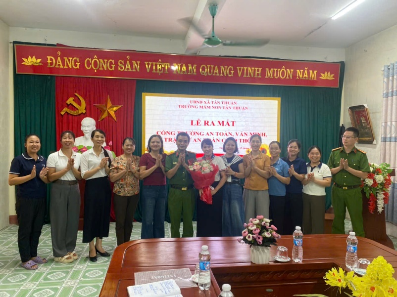 Công an xã phối hợp với Trường Mầm non Tân Thuận ra mắt mô hình “Cổng trường an toàn giao thông - an ninh trật tự”