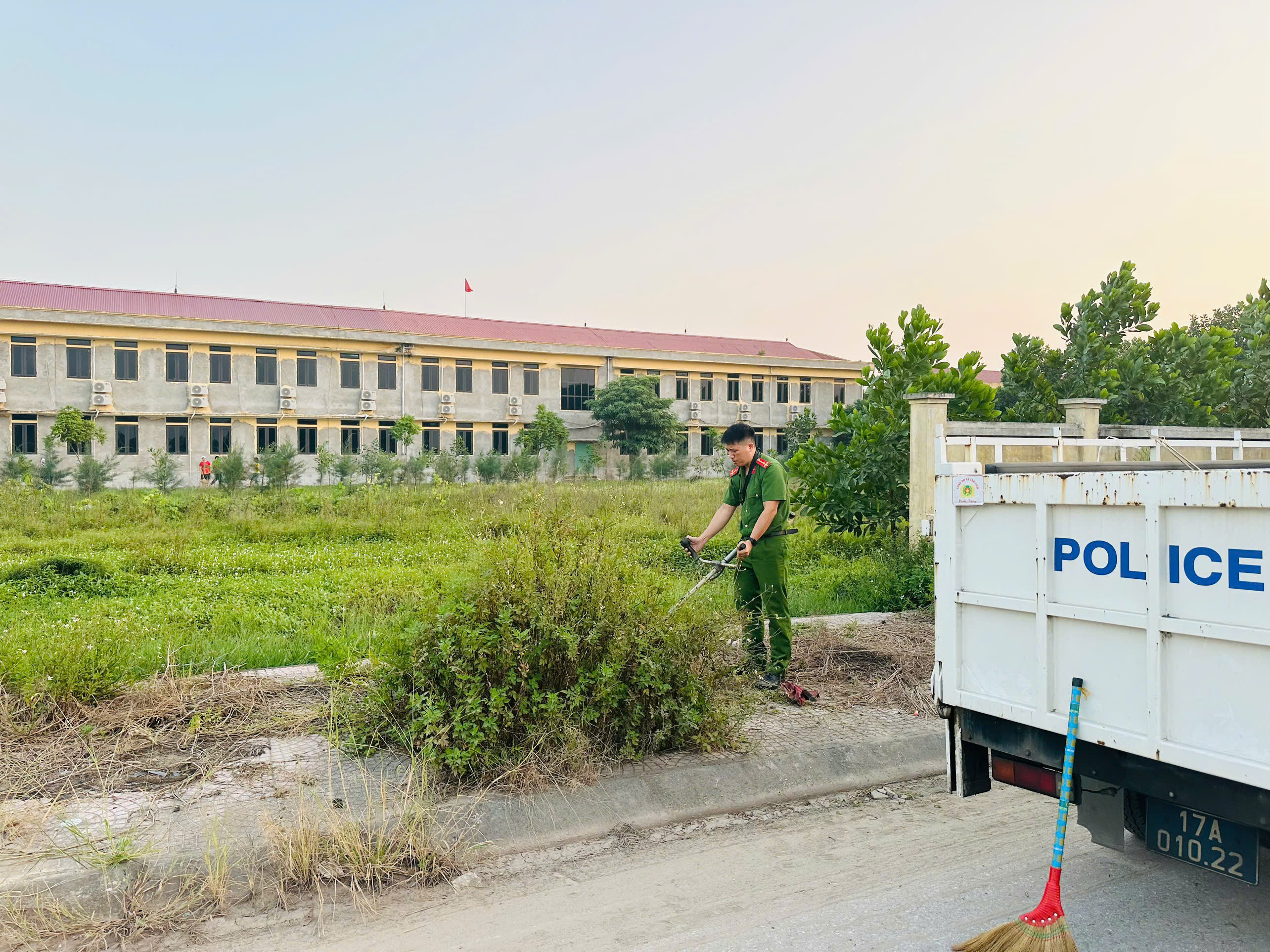 Chi đoàn Công an xã Tân Tiến tích cực triển khai mô hình “Xanh địa bàn - Sạch quê hương”