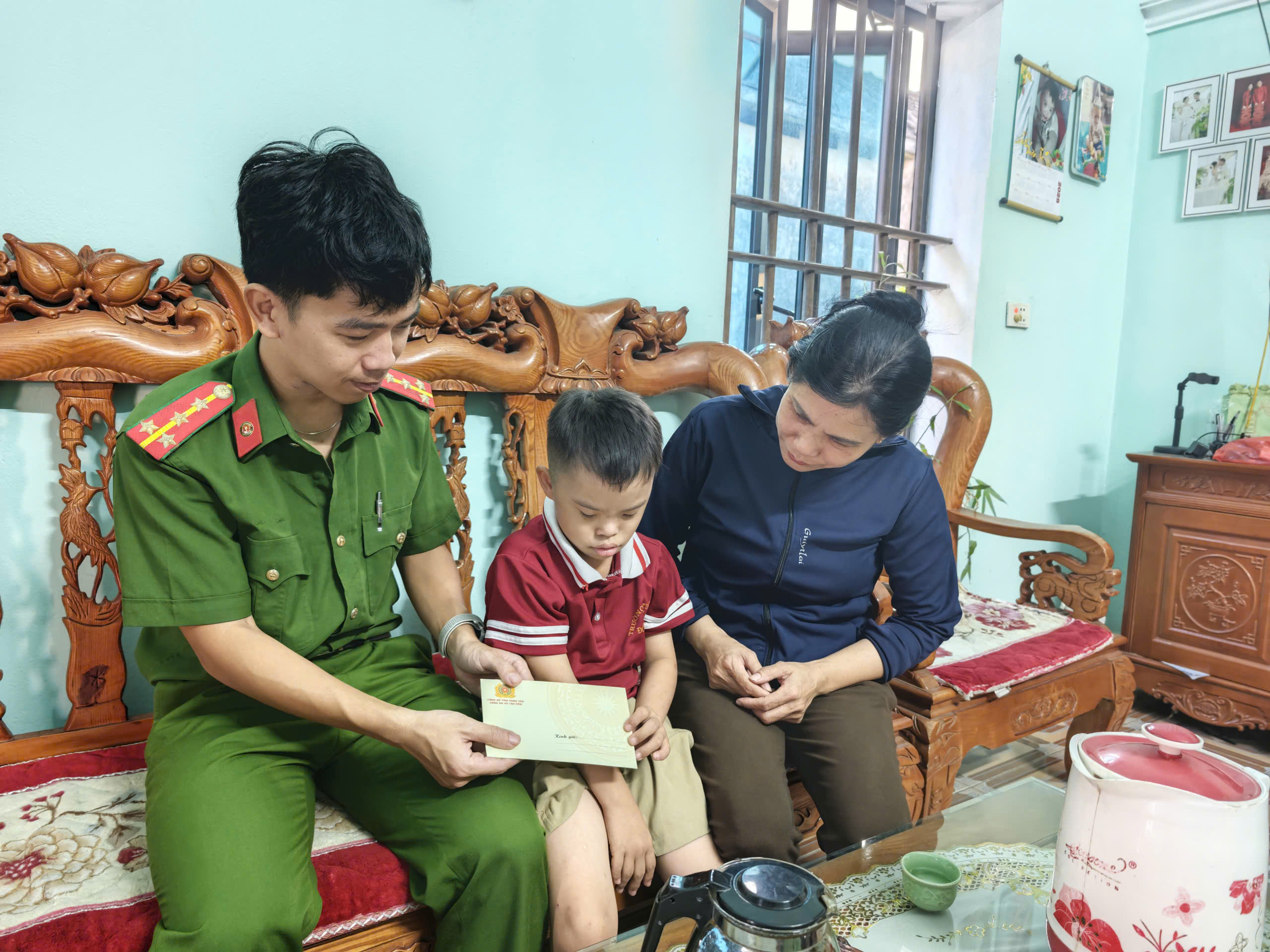 Công an xã Tân Tiến tích cực triển khai mô hình “Nâng bước em tới trường”