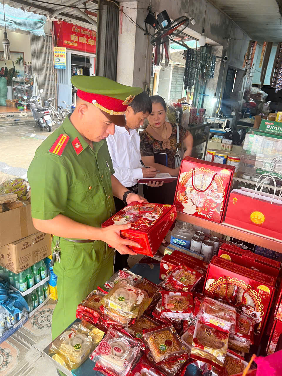 Công an xã Tân Tiến chủ động kiểm tra, hướng dẫn các cơ sở sản xuất, kinh doanh chấp hành quy định về an toàn thực phẩn dịp Tết Trung thu năm 2026