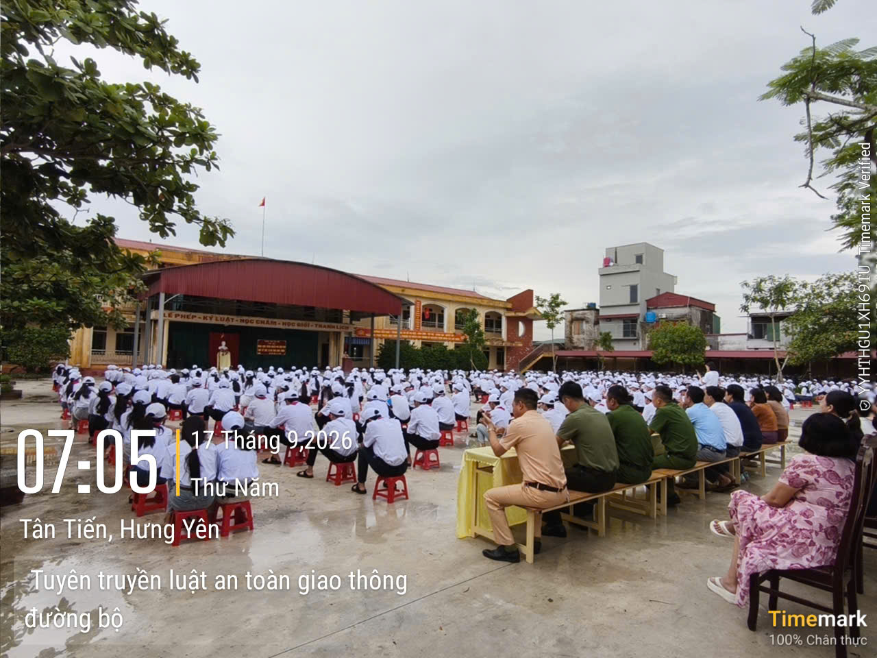 Công an xã Tân Tiến tuyên truyền pháp luật về an toàn giao thông và kỹ năng sử dụng không gian mạng