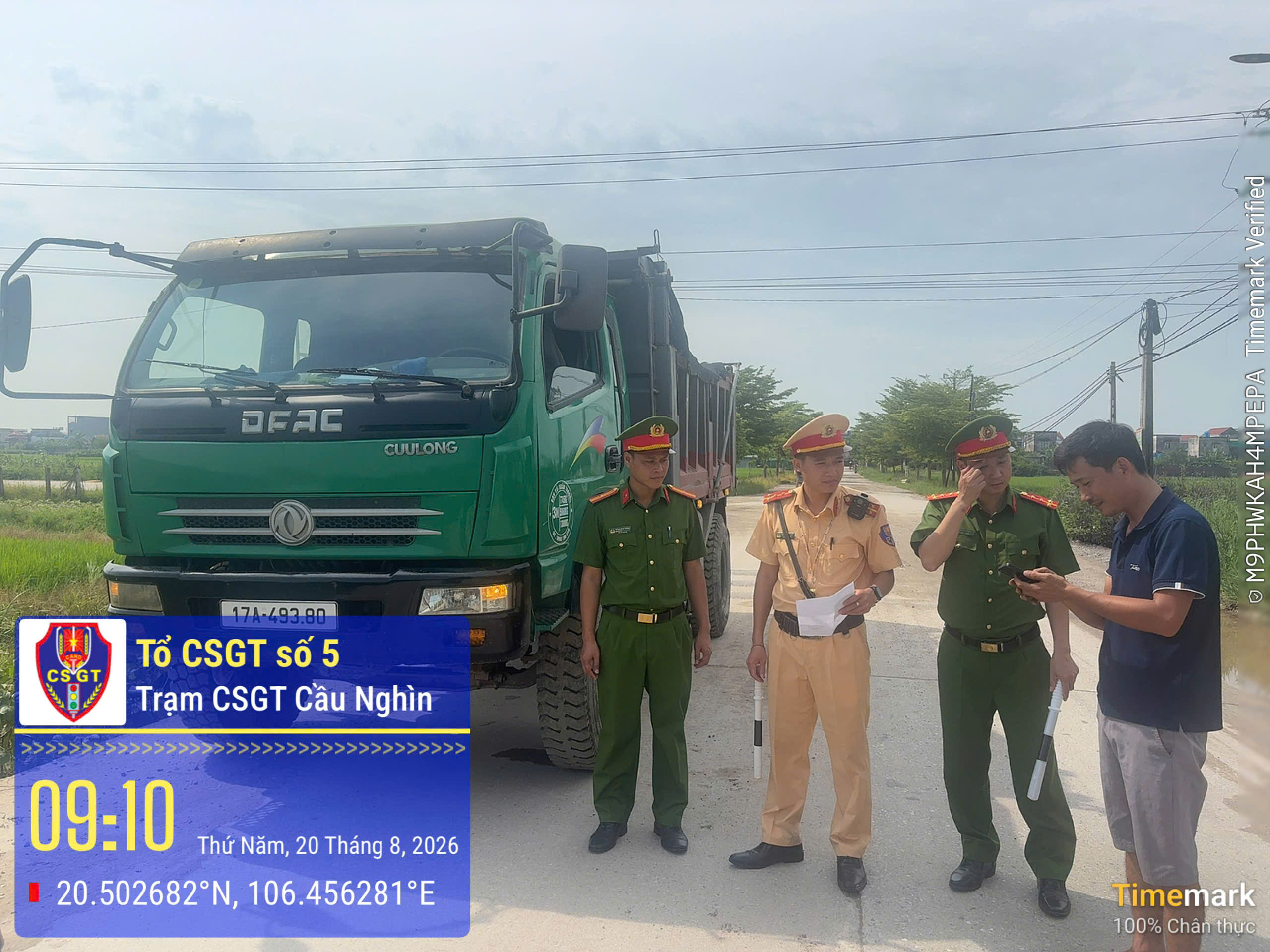 Công an xã Tây Thái Ninh kiểm tra phương tiện vận tải, tuyên truyền, ký cam kết chấp hành pháp luật về an toàn giao thông