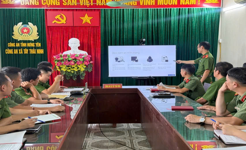 Công an xã Tây Thái Ninh tổ chức Hội nghị trao đổi kinh nghiệm, nâng cao năng lực số