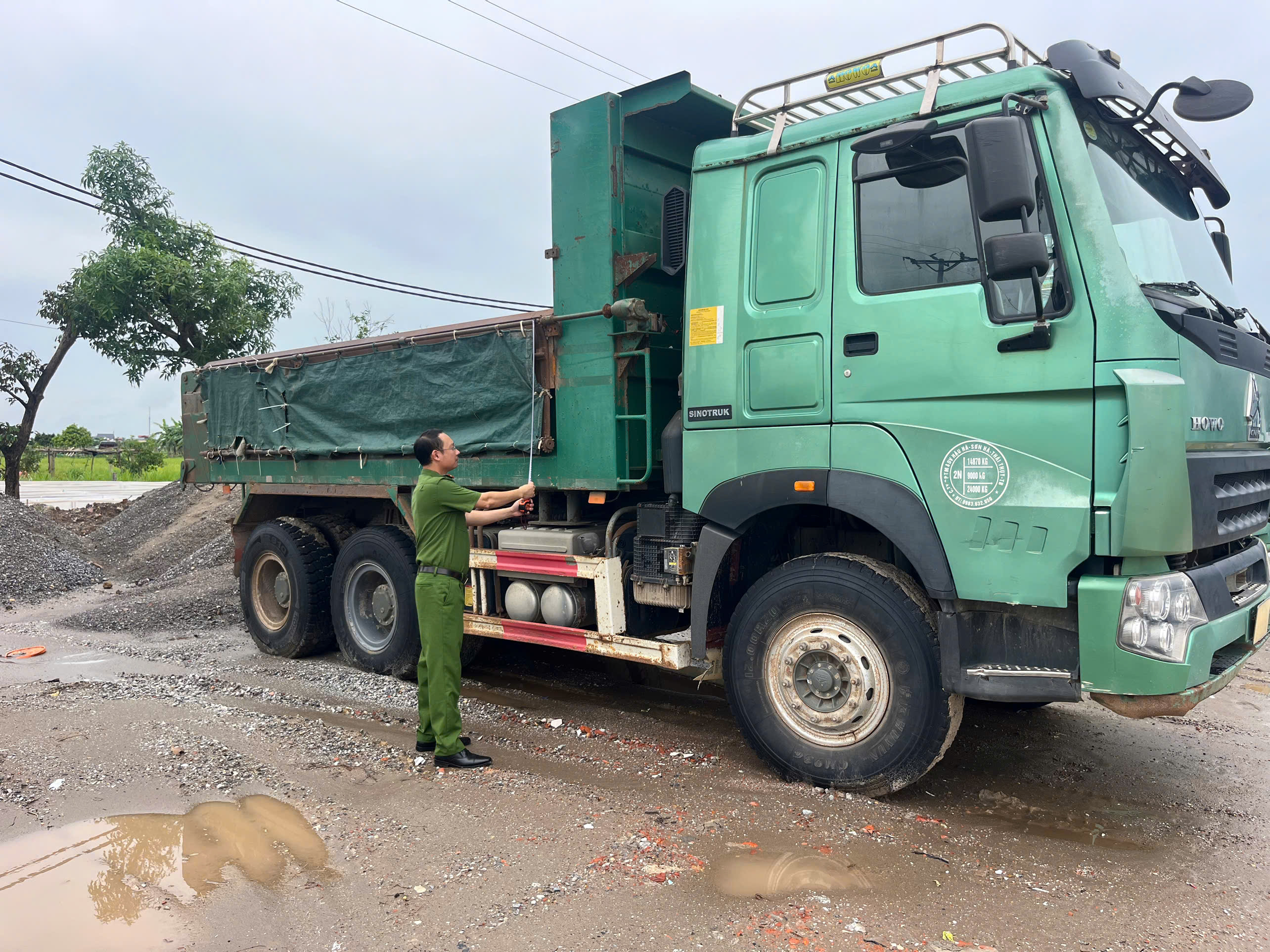 Công an xã Tây Thái Ninh rà soát 100% xe tải tự đổ dưới 15.000 kg trên địa bàn