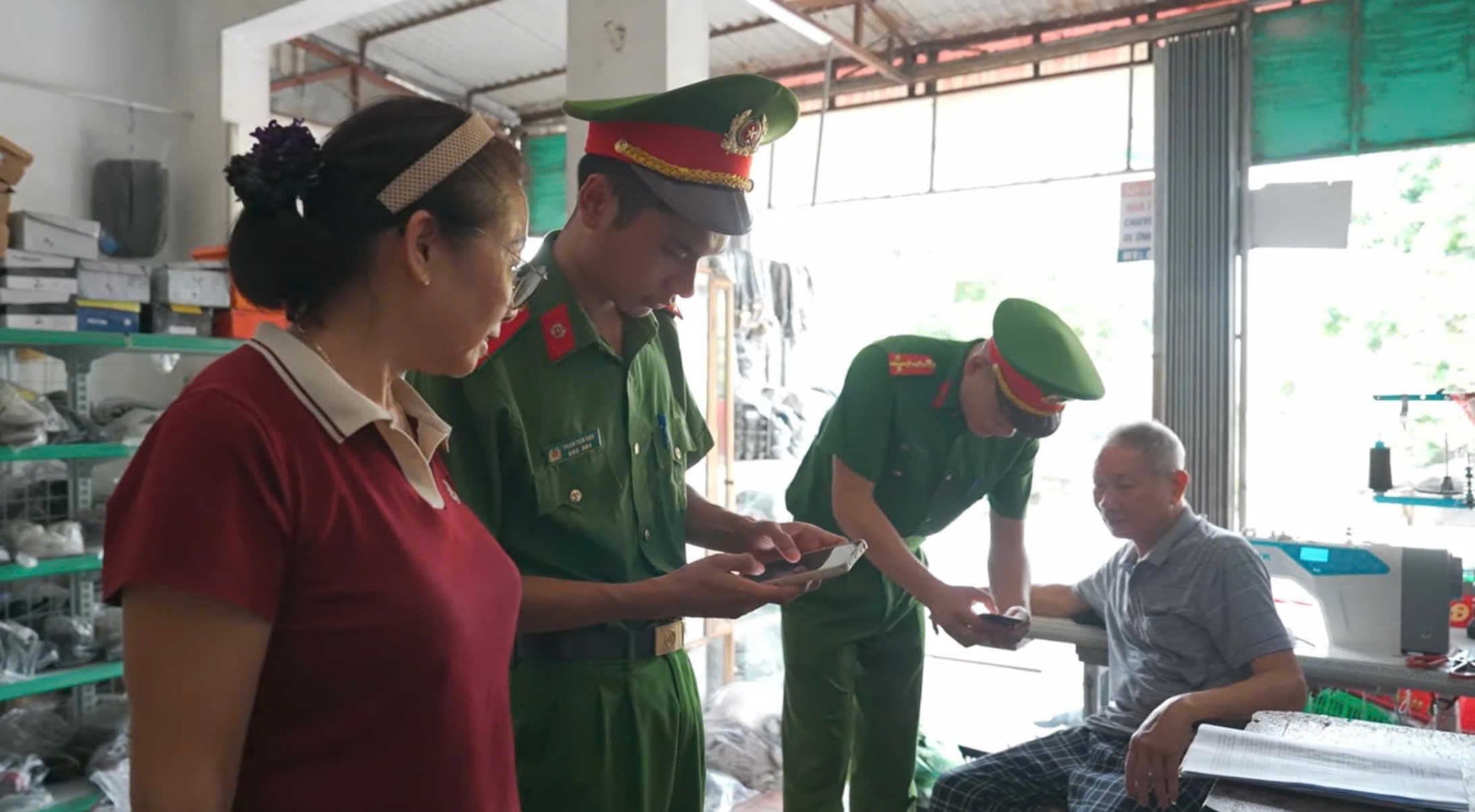 Công an xã Tây Thái Ninh tích cực hướng dẫn người dân xác thực, tích hợp thông tin, giấy tờ trên ứng dụng VNeID