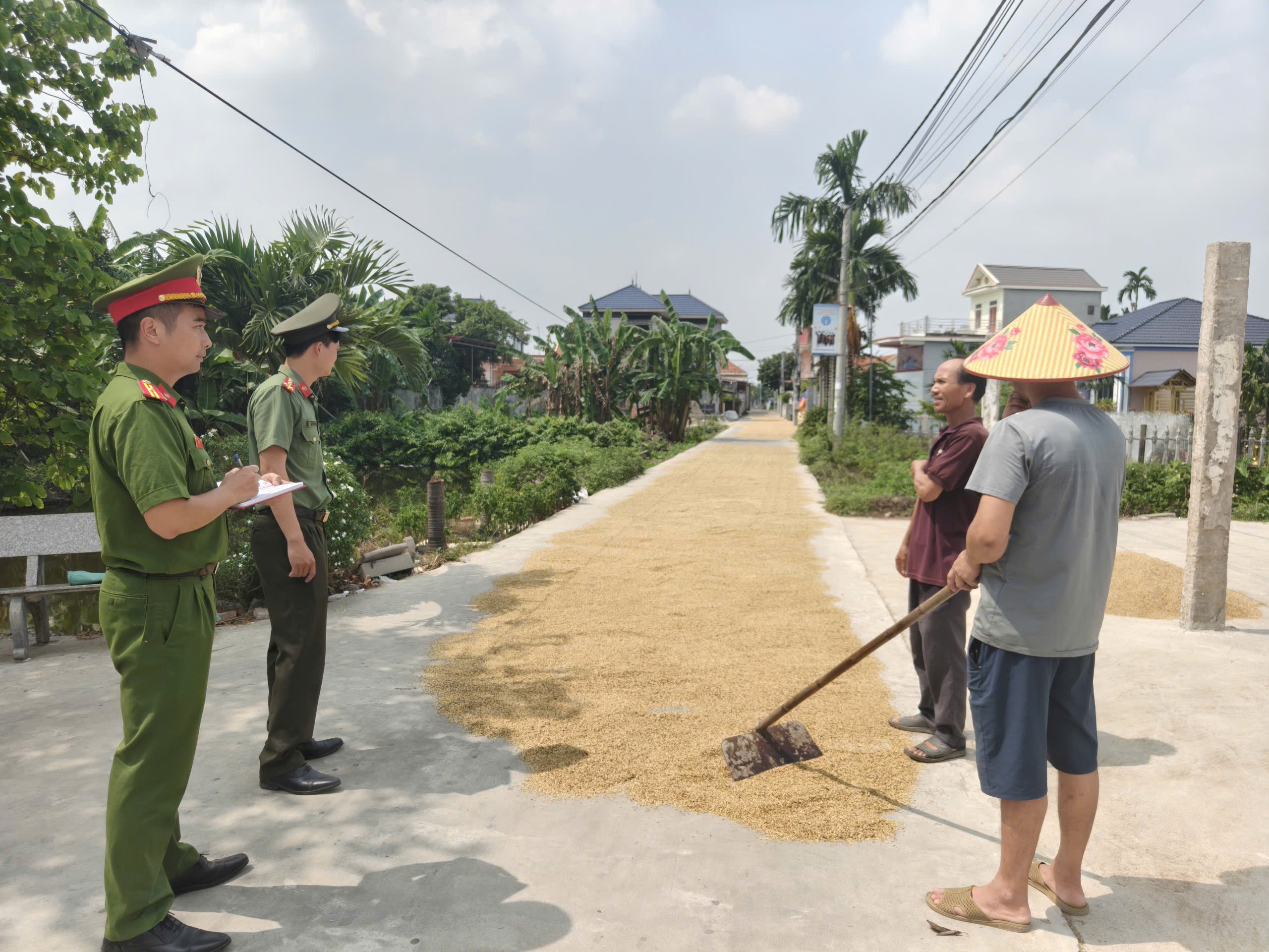 Công an xã Tây Thụy Anh tăng cường tuyên truyền nhắc nhở người dân không phơi nông sản trên lòng, lề đường