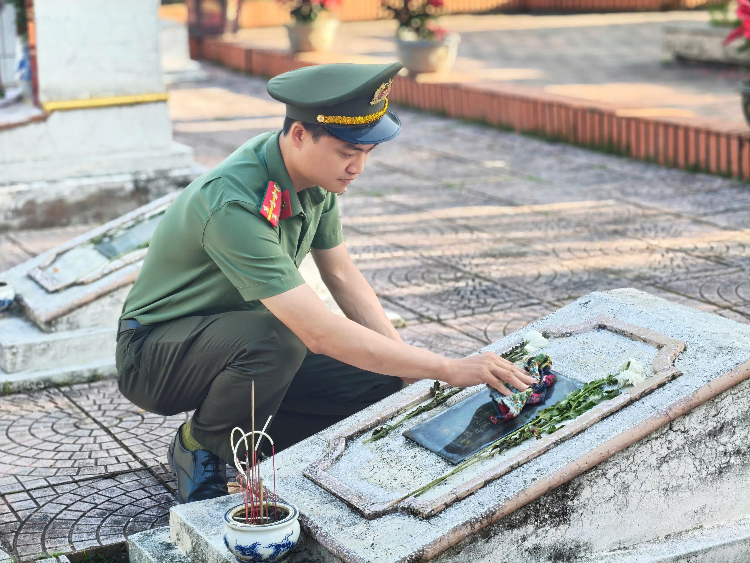 Tuổi trẻ Công an xã Tây Thụy Anh chung tay chăm sóc di tích lịch sử quốc gia Khu tưởng niệm 21/10