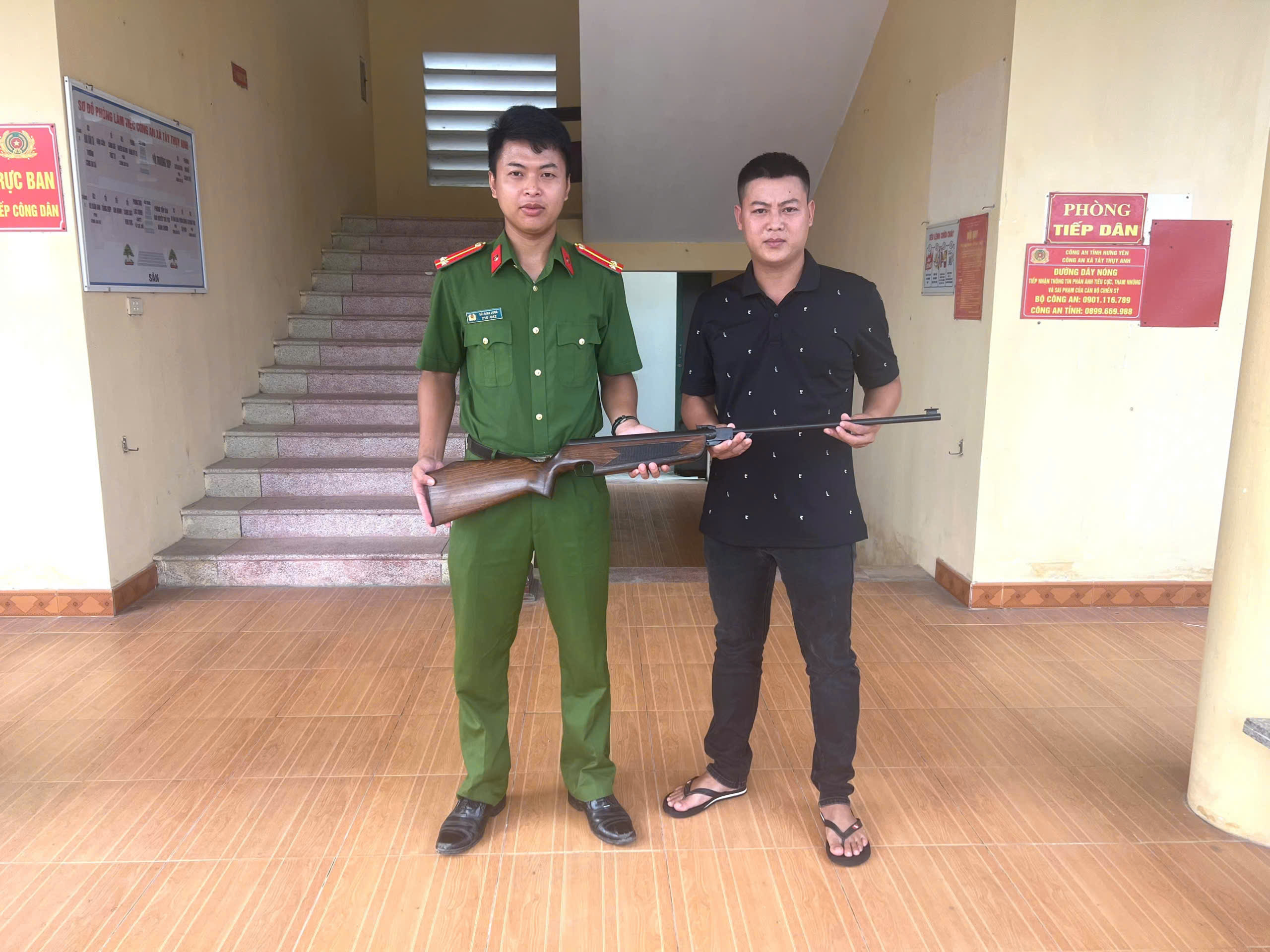 Công an xã Tây Thụy Anh tăng cường vận động nhân dân giao nộp vũ khí, vật liệu nổ, công cụ hỗ trợ và pháo