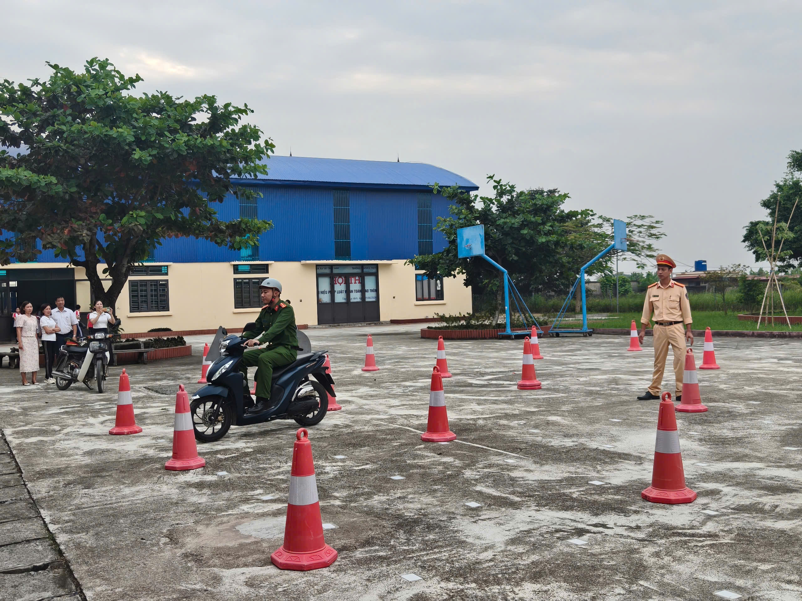 Công an xã Tây Thụy Anh phối hợp tuyên truyền, hướng dẫn kỹ năng tham gia giao thông an toàn cho giáo viên, học sinh