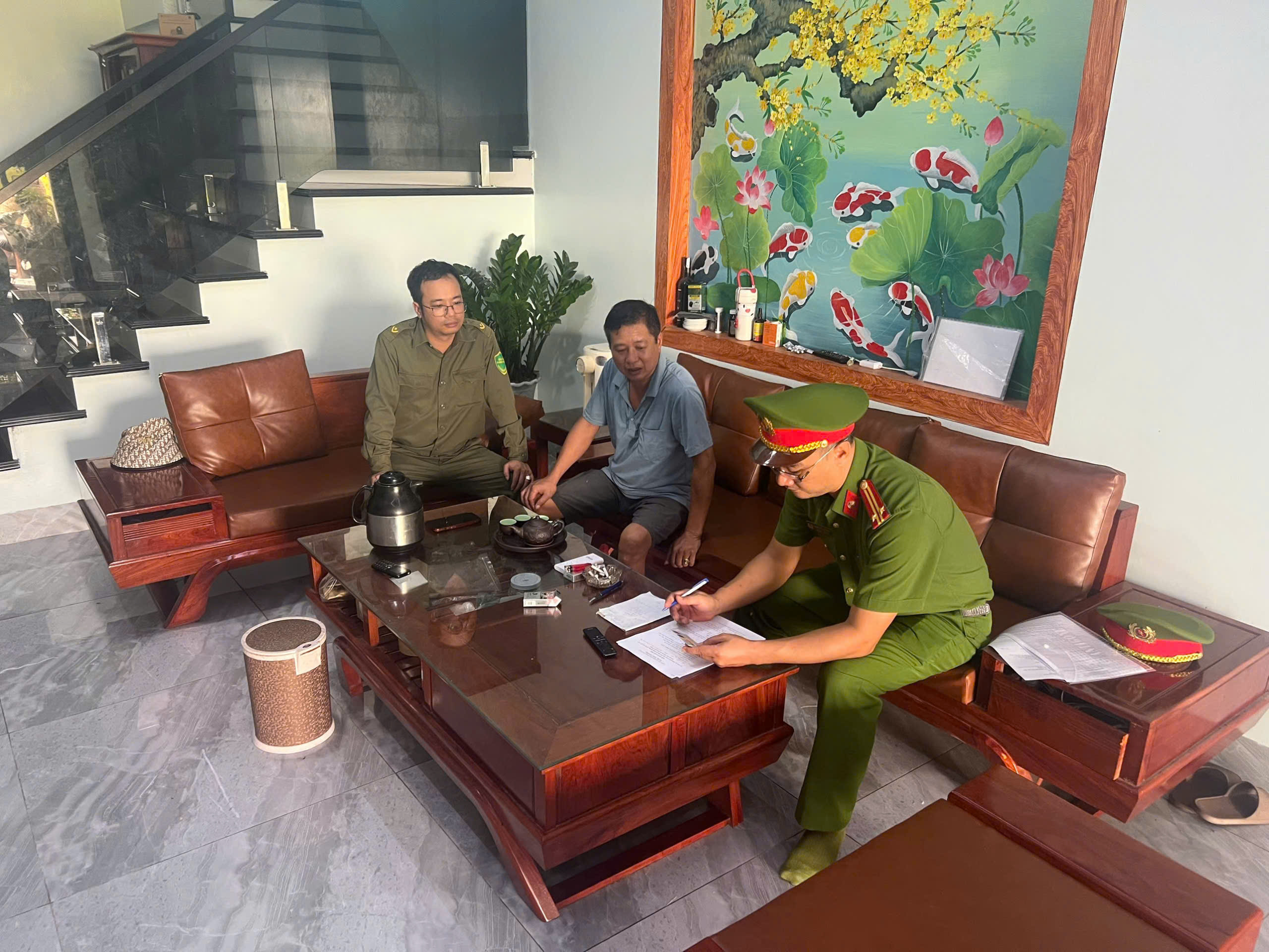 Công an xã Tây Thụy Anh đẩy mạnh tuyên truyền, vận động bảo đảm hành lang an toàn giao thông