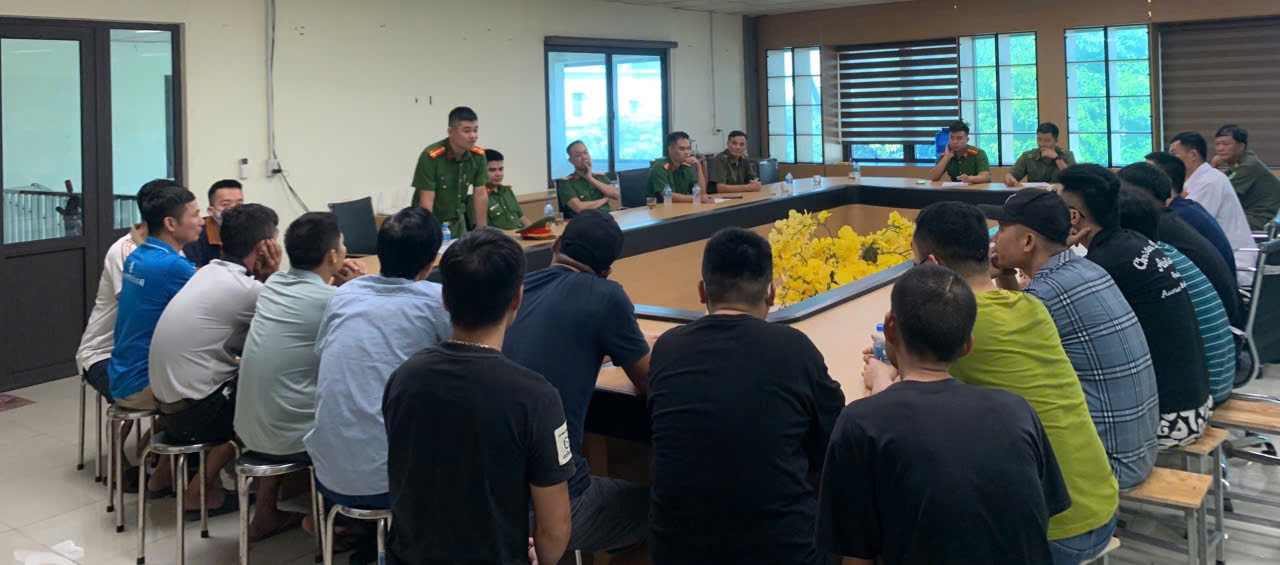 Công an xã Tây Tiền Hải kiểm tra đột xuất công tác quản lý cư trú, phòng ngừa ma túy tại doanh nghiệp