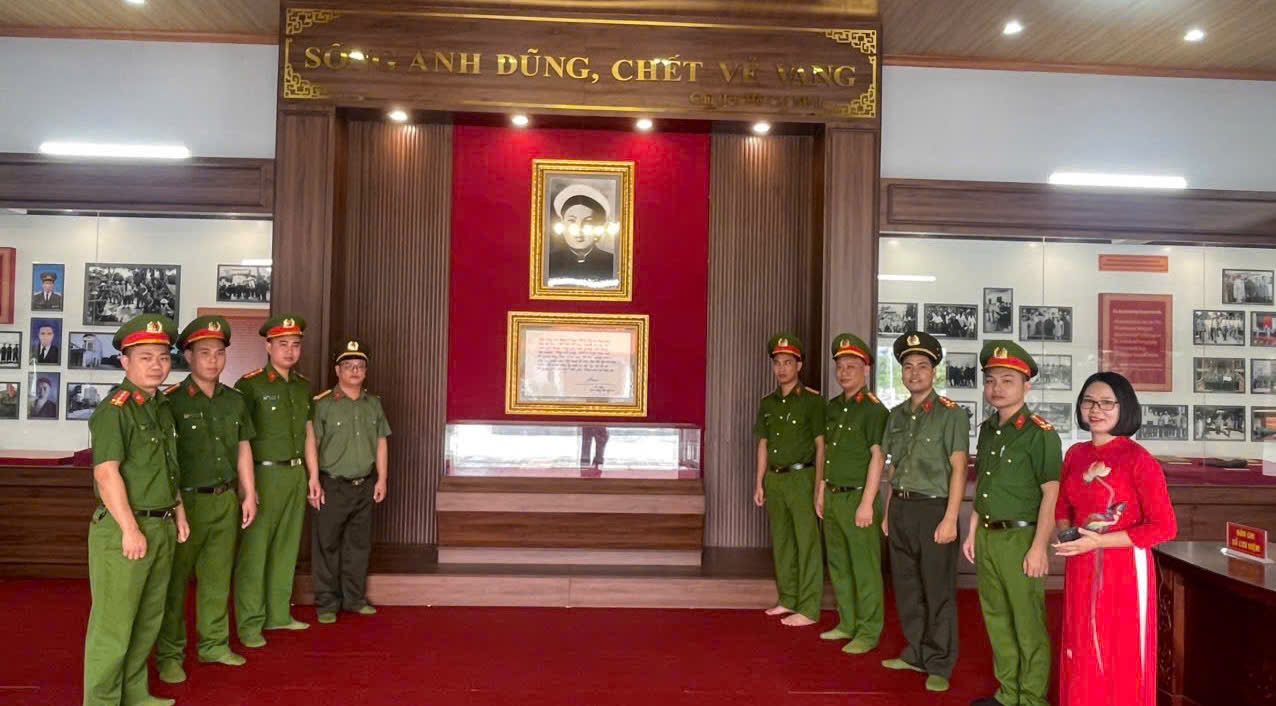 Công an xã Tây Tiền Hải dâng hương tưởng nhớ anh hùng liệt sĩ Công an nhân dân Bùi Thị Cúc
