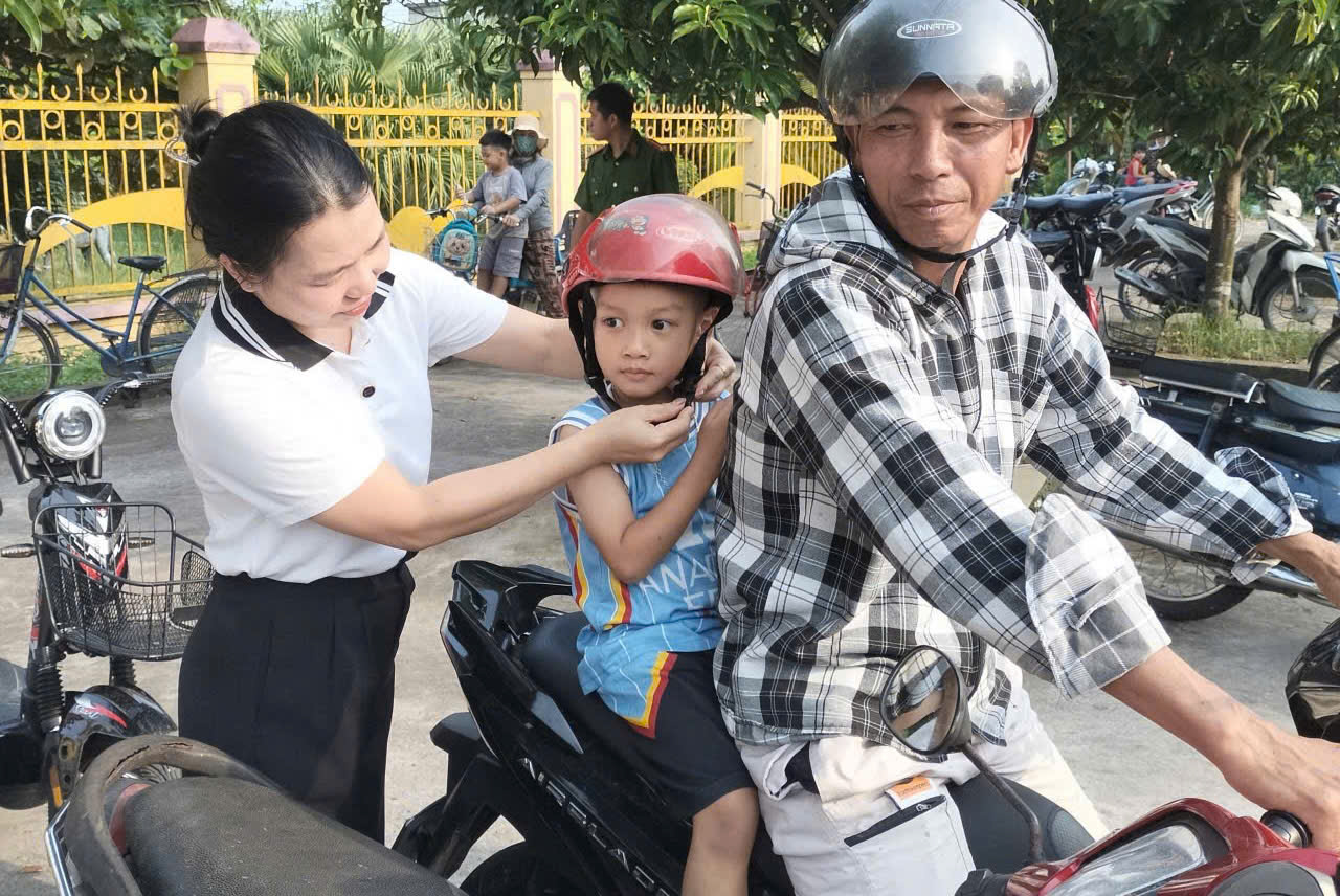 Công an xã Tây Tiền Hải tăng cường tuyên truyền, bảo đảm an toàn giao thông khu vực cổng trường
