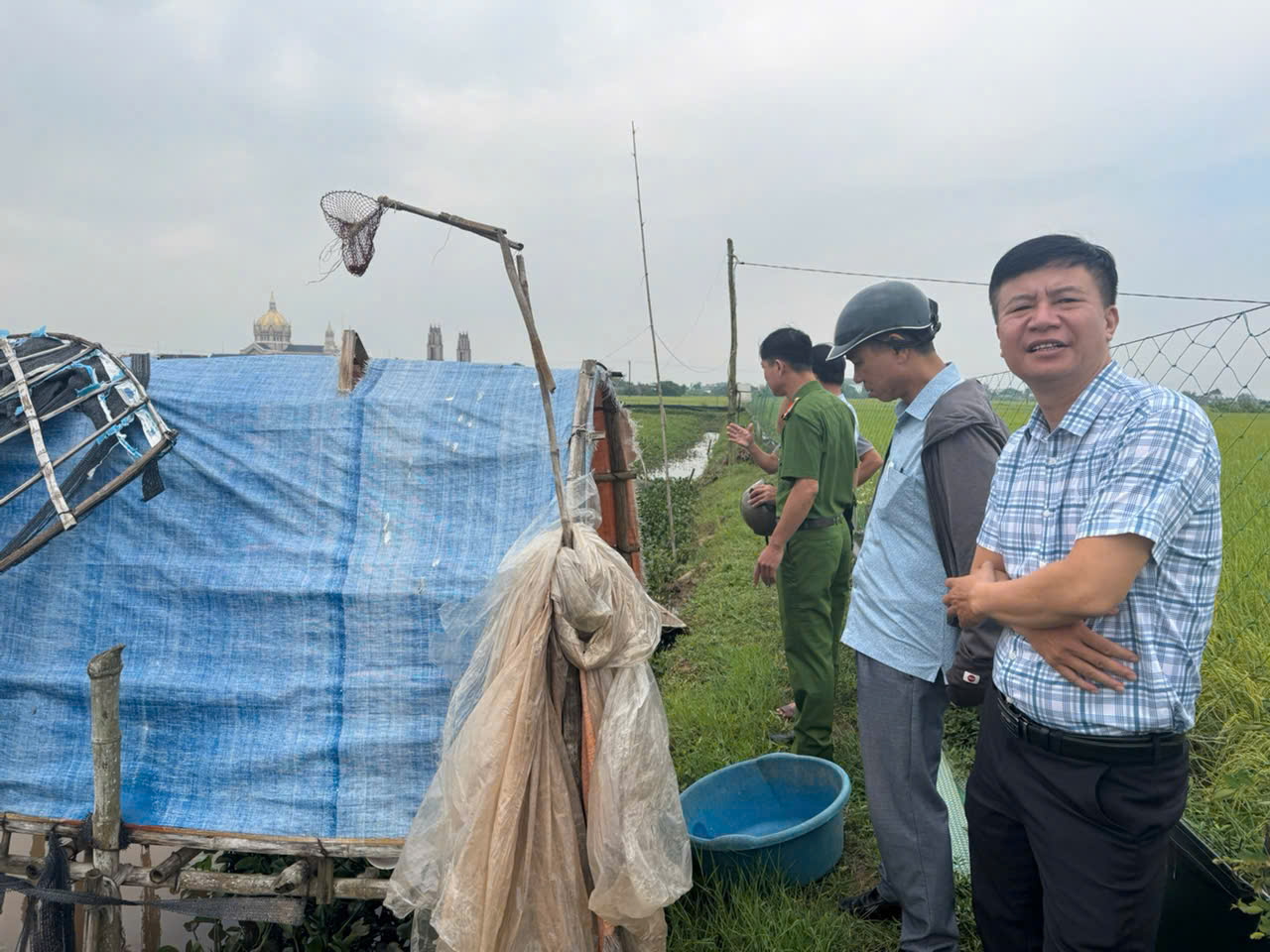 Công an xã Tây Tiền Hải kiểm tra, ngăn chặn hành vi sử dụng điện bẫy chuột, bảo vệ hoa màu trái quy định