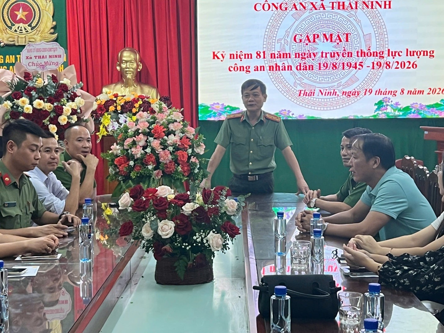 Công an xã Thái Ninh tổ chức gặp mặt thân nhân cán bộ, chiến sĩ trong đơn vị nhân kỷ niệm 81 năm Ngày truyền thống Công an nhân dân