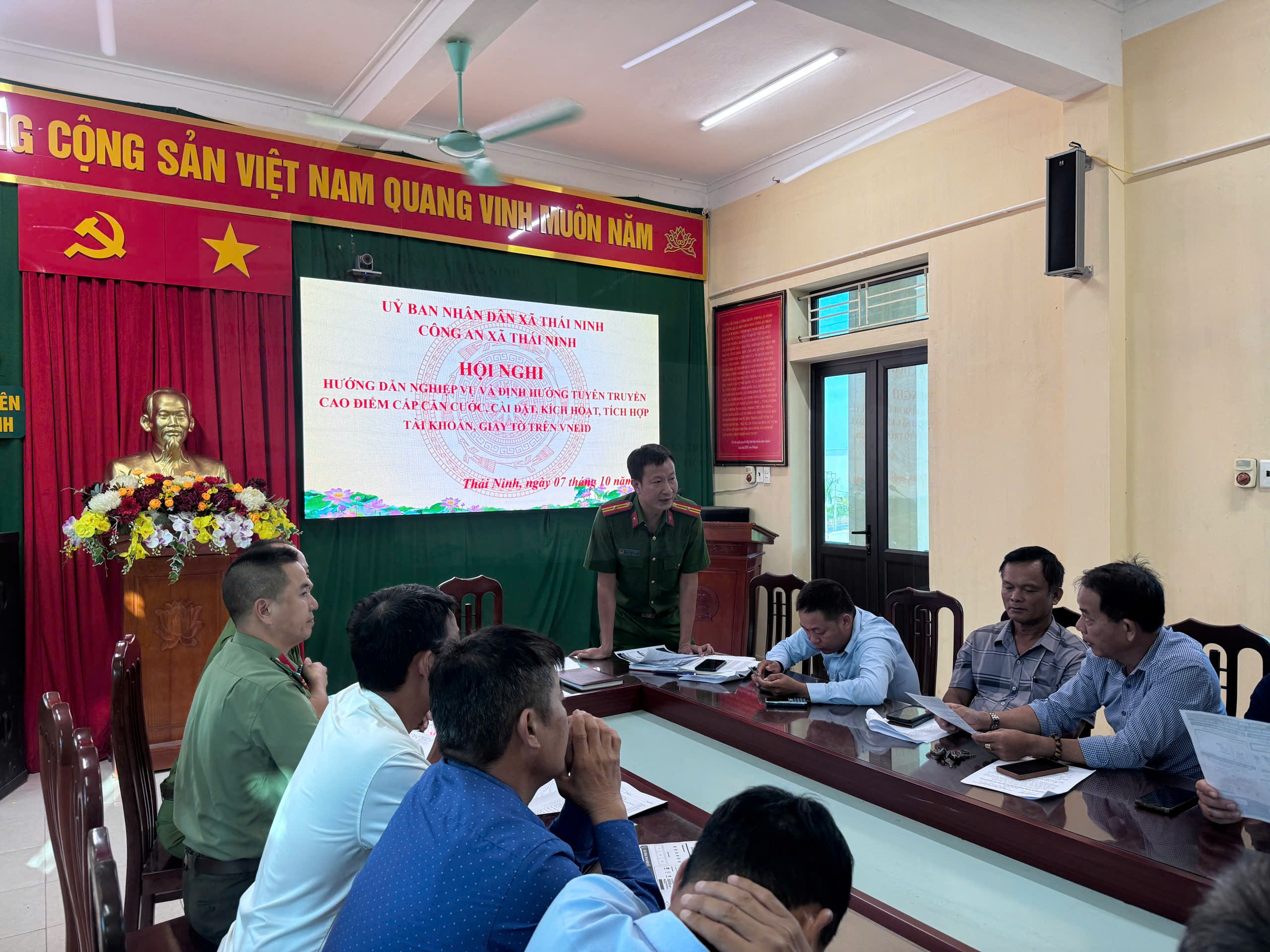 Công an xã Thái Ninh tổ chức hội nghị hướng dẫn nghiệp vụ và định hướng tuyên truyền cao điểm cấp căn cước, kích hoạt tài khoản định danh điện từ và tích hợp giấy tờ trên ứng dụng VneID