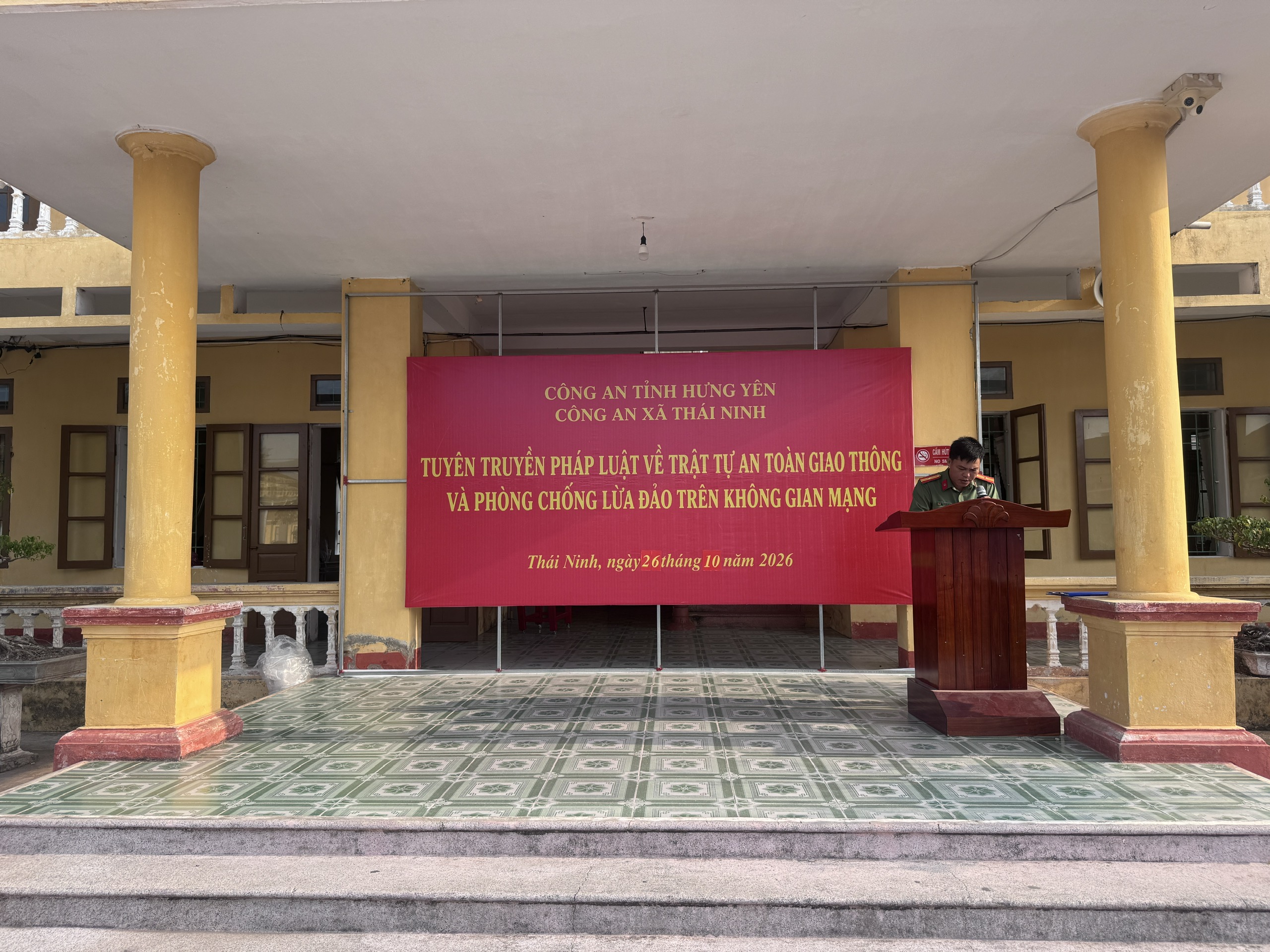 Công an xã Thái Ninh phối hợp tuyên truyền phòng, chống lừa đảo trên không gian mạng và luật an toàn giao thông