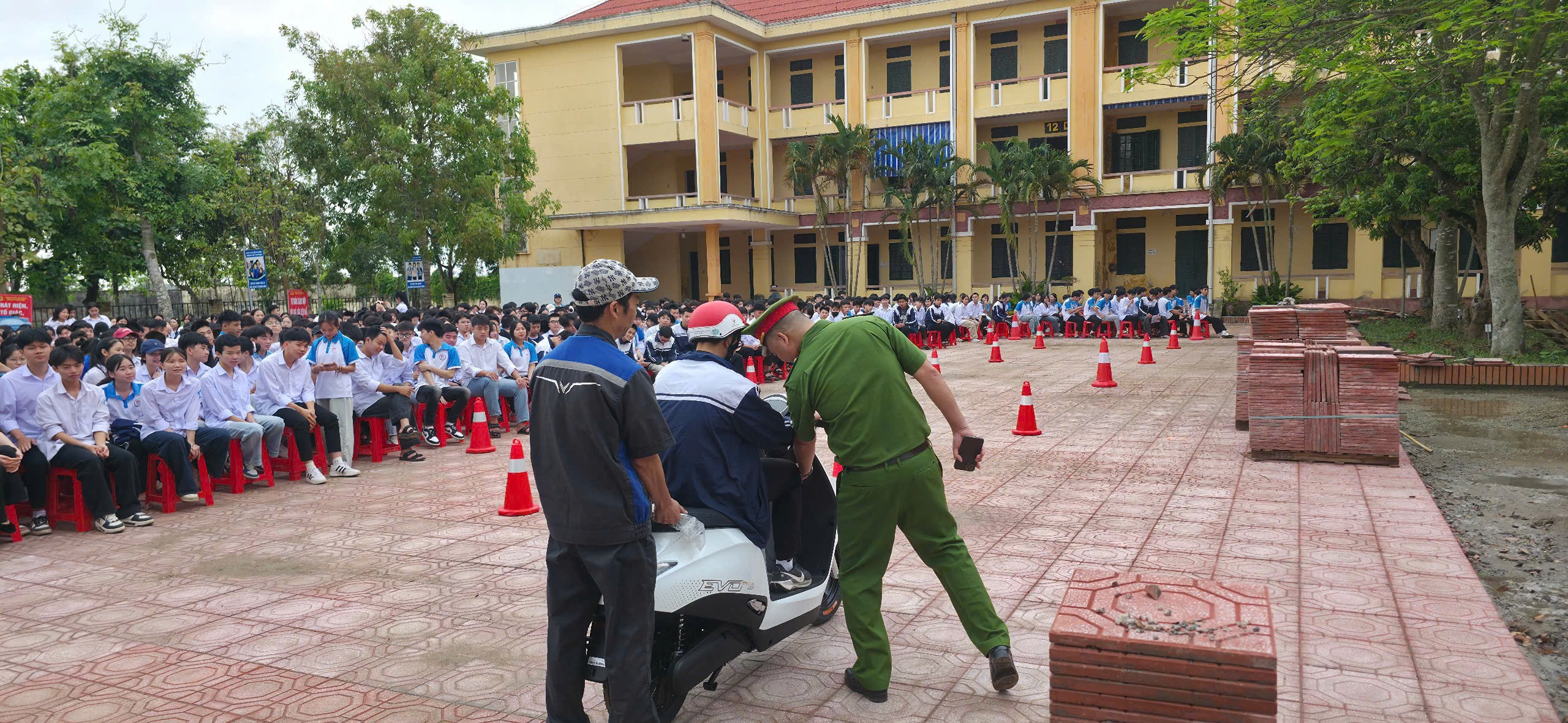 Công an xã Thái Ninh phối hợp với trường THPT Thái Ninh tổ chức tuyên truyền pháp luật về TTATGT và hướng dẫn kỹ năng lái xe an toàn cho học sinh, giáo viên.