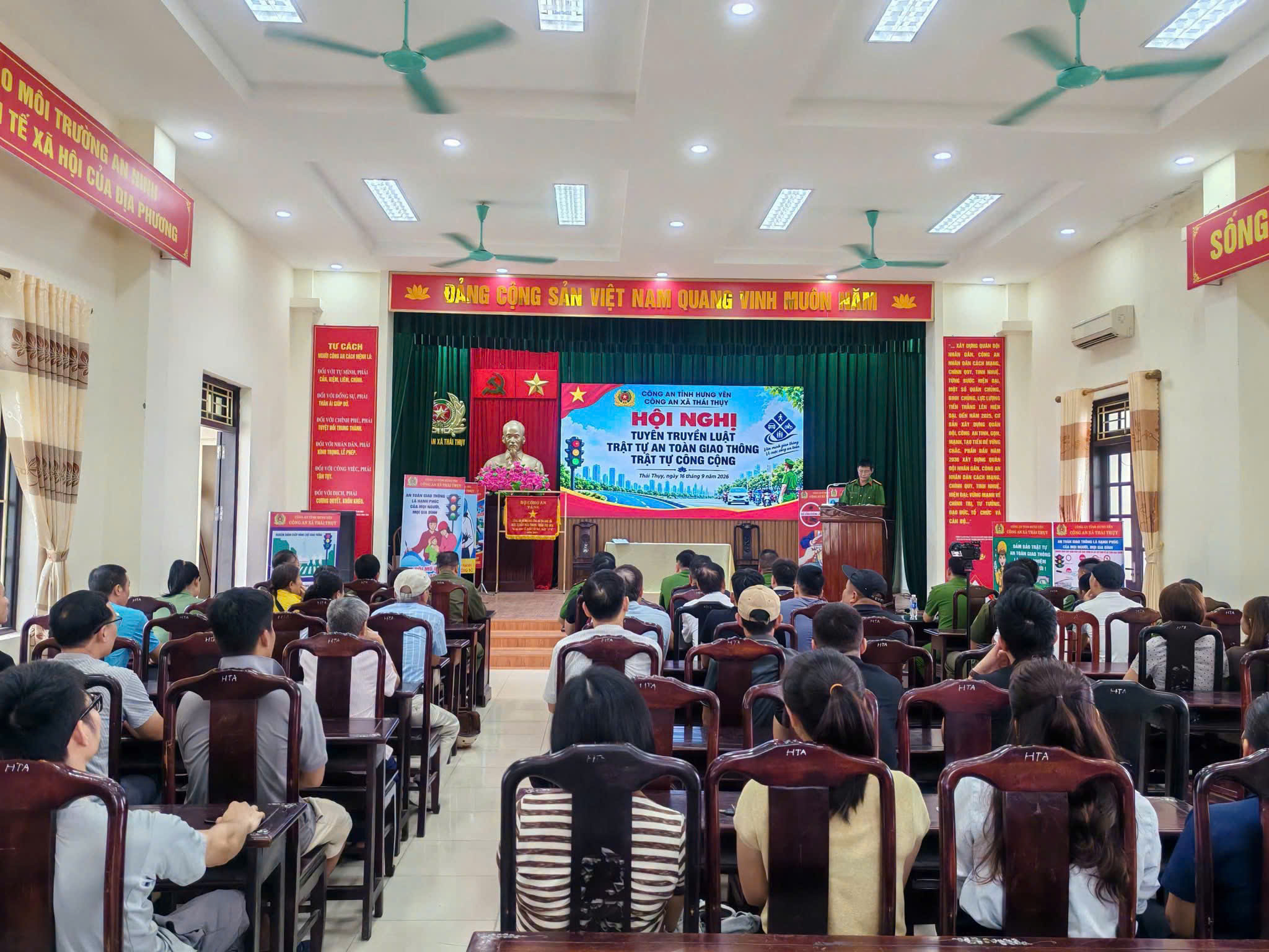 Công an xã Thái Thụy tuyên truyền, vận động hộ kinh doanh chấp hành quy định về trật tự công cộng