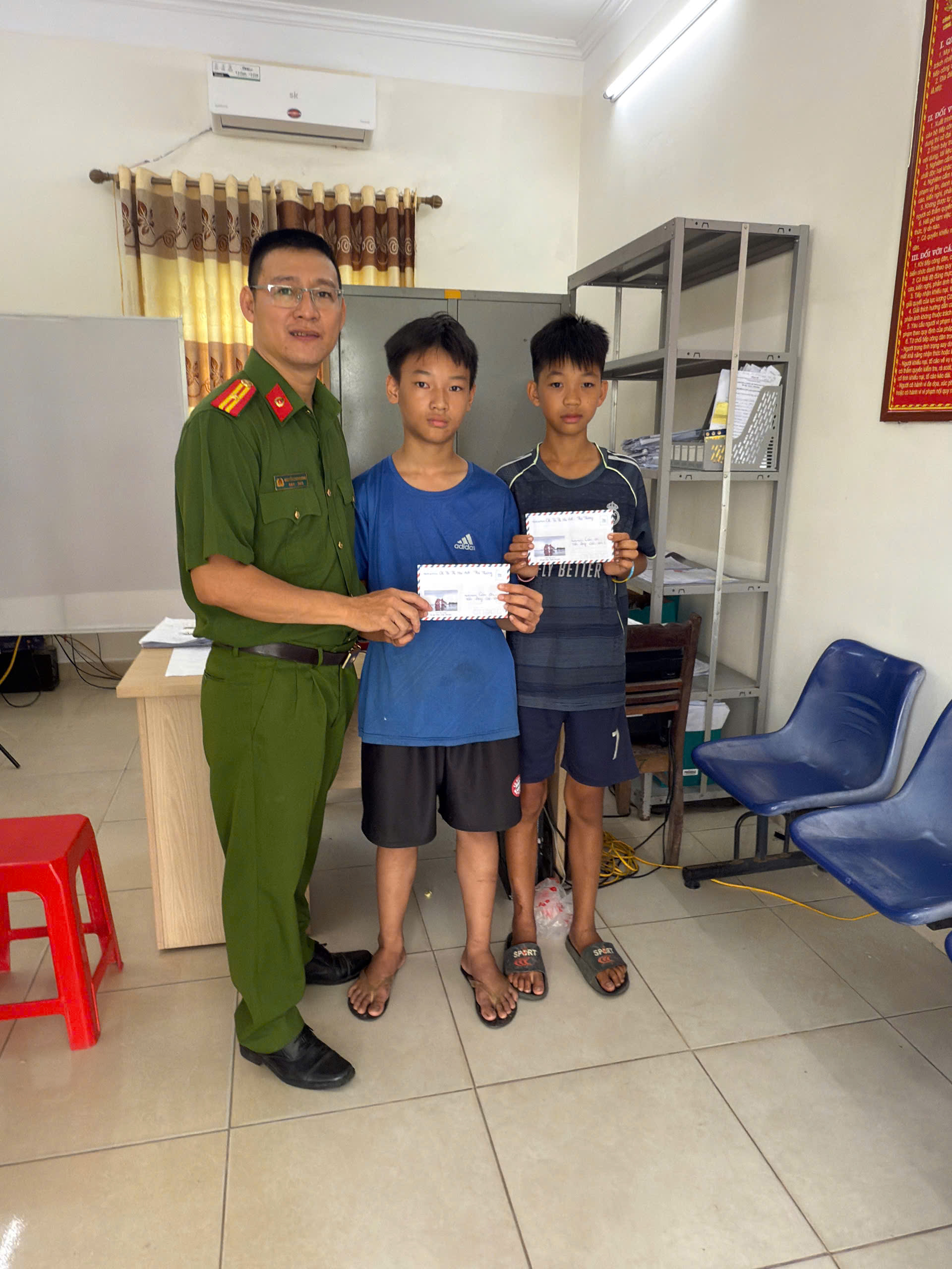 Công an xã Thái Thụy biểu dương hai học sinh có hành động đẹp