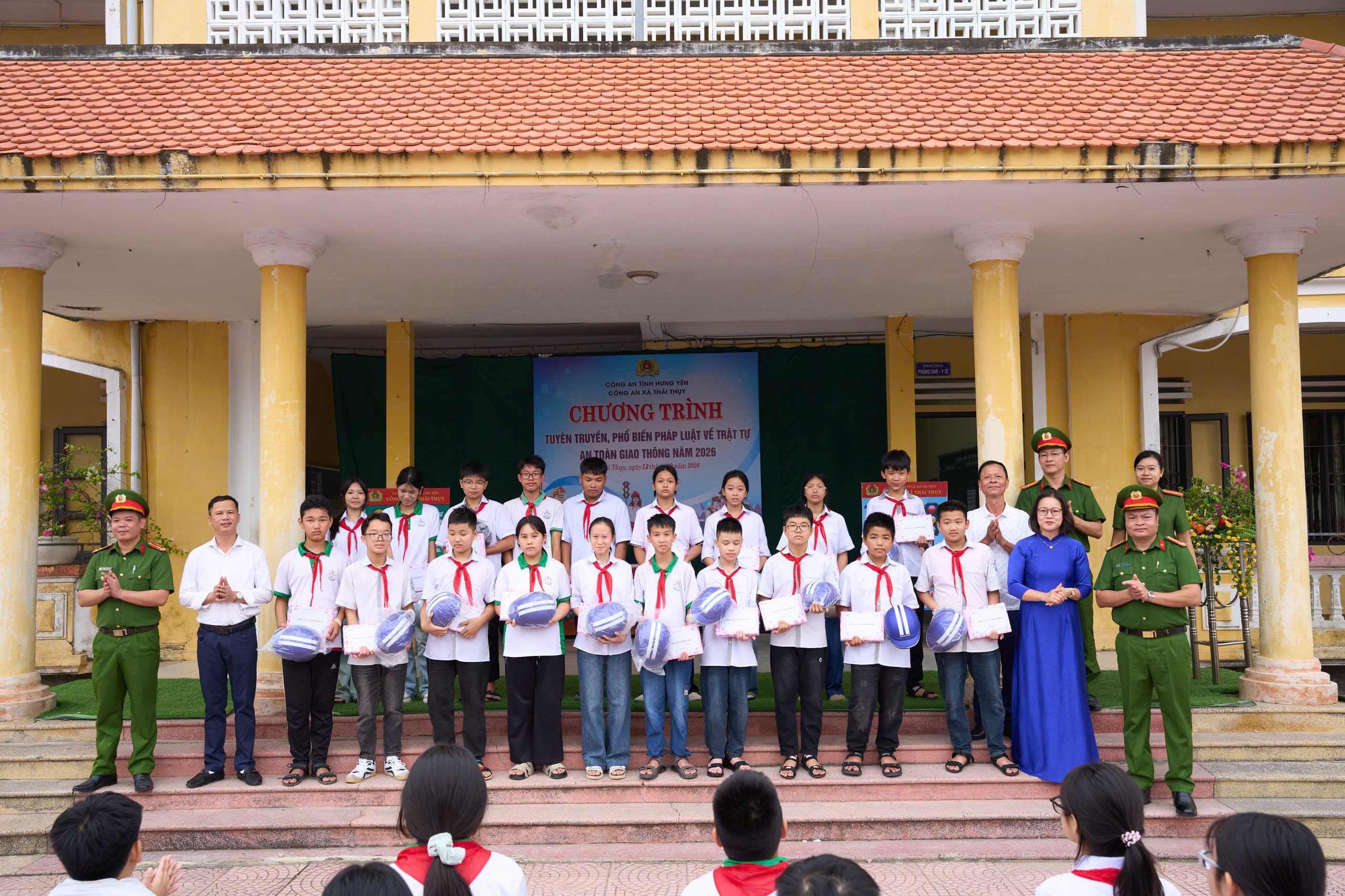 Công an xã Thái Thụy tuyên truyền, phổ biến, giáo dục pháp luật về trật tự, an toàn giao thông tại Trường THCS Thái Thụy