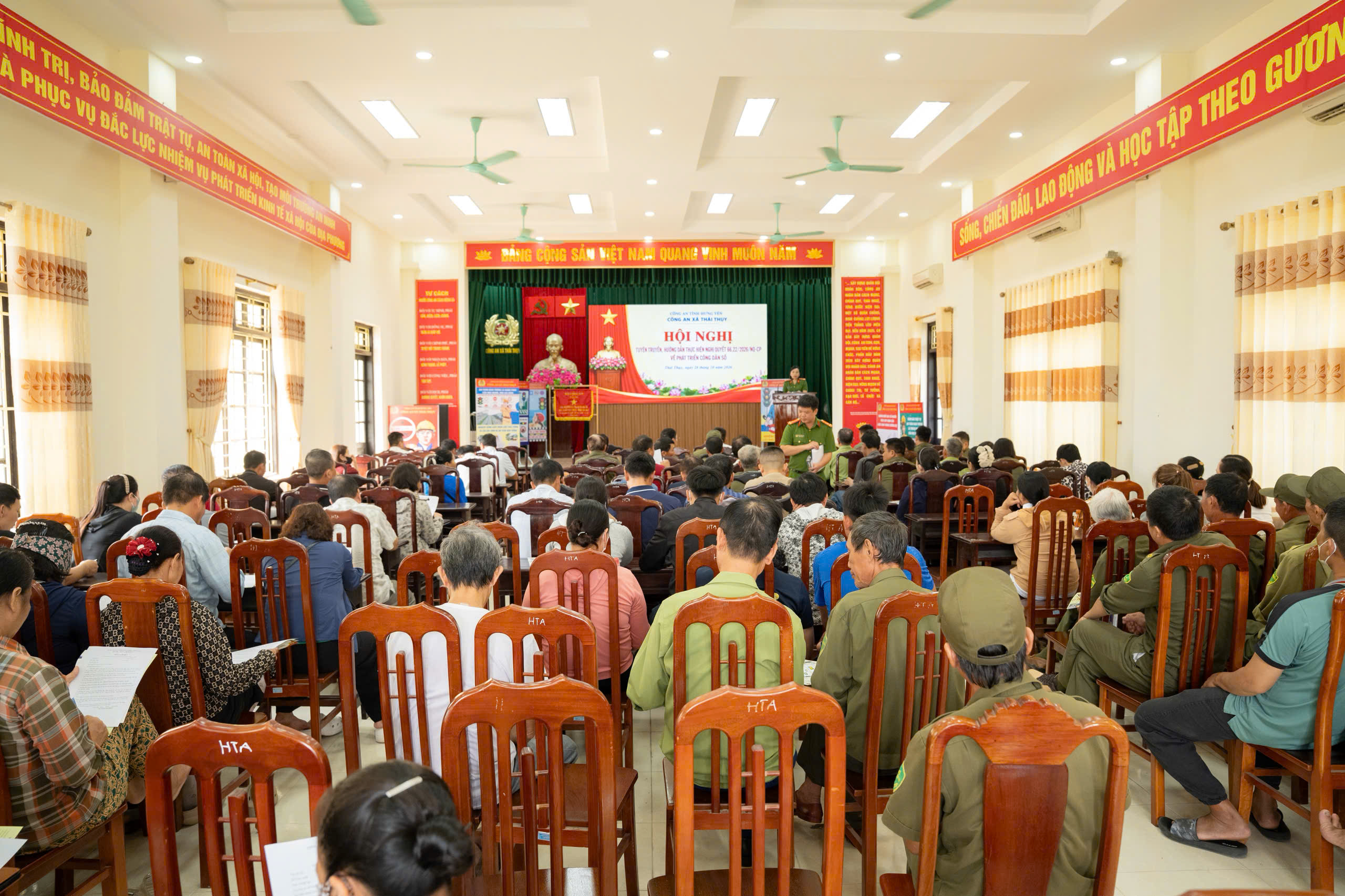 Công an xã Thái Thụy đẩy mạnh tuyên truyền, hướng dẫn thực hiện Nghị quyết về phát triển công dân số