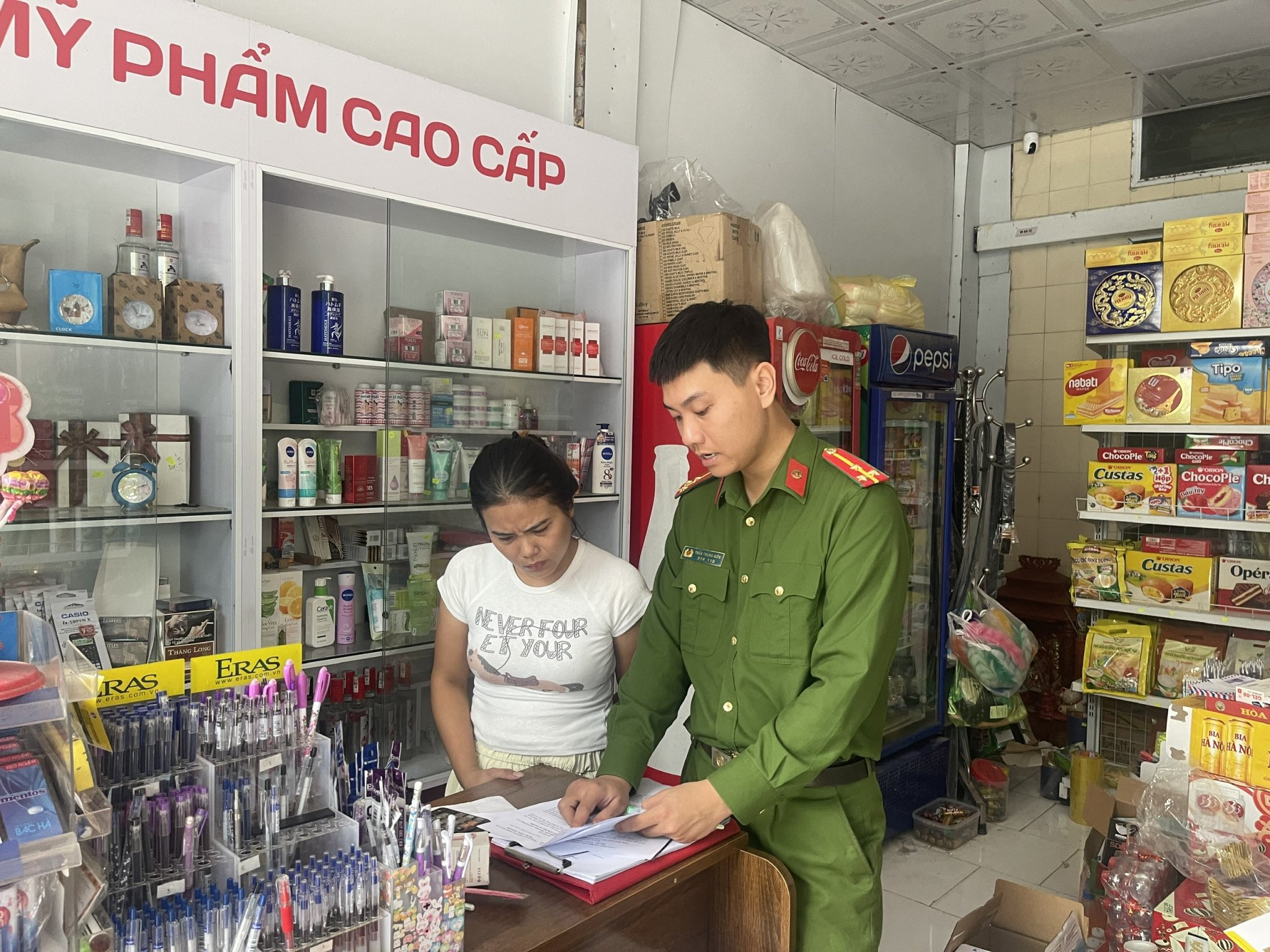 Công an xã Thần Khê tăng cường tuyên truyền, ký cam kết bảo đảm an toàn trong hoạt động kinh doanh hàng hóa