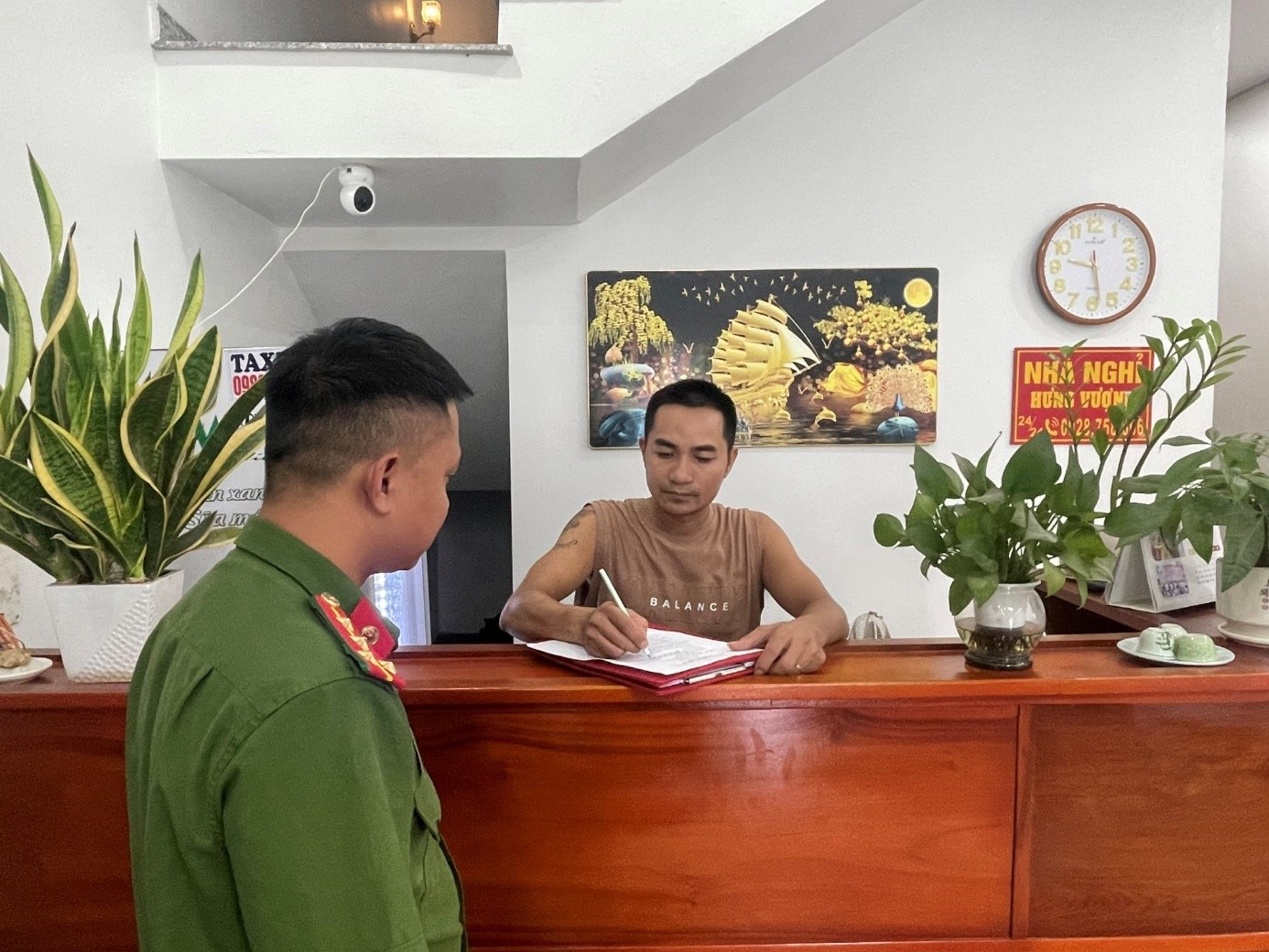 Công an xã Thần Khê tăng cường tuyên truyền, ký cam kết bảo đảm an ninh, trật tự đối với các cơ sở kinh doanh có điều kiện