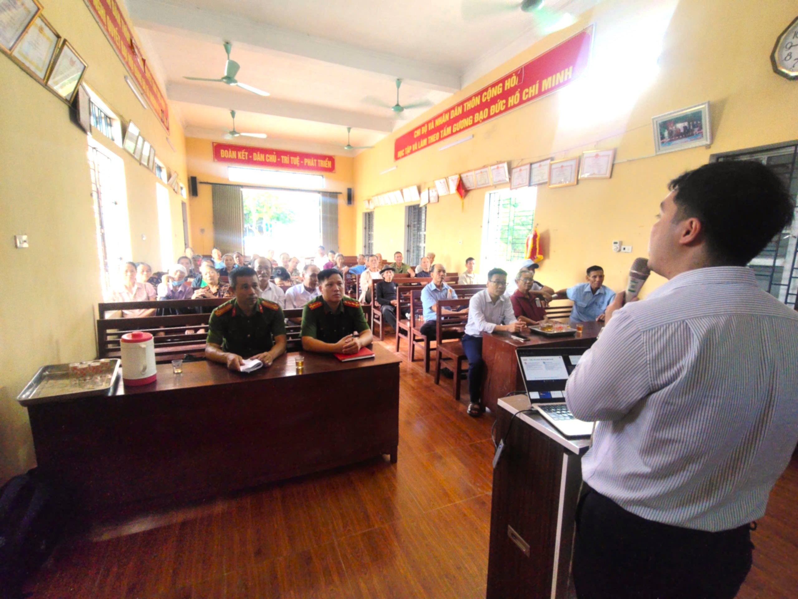Công an xã Thần Khê đồng hành cùng Nhân dân trong phong trào “Bình dân học vụ số”