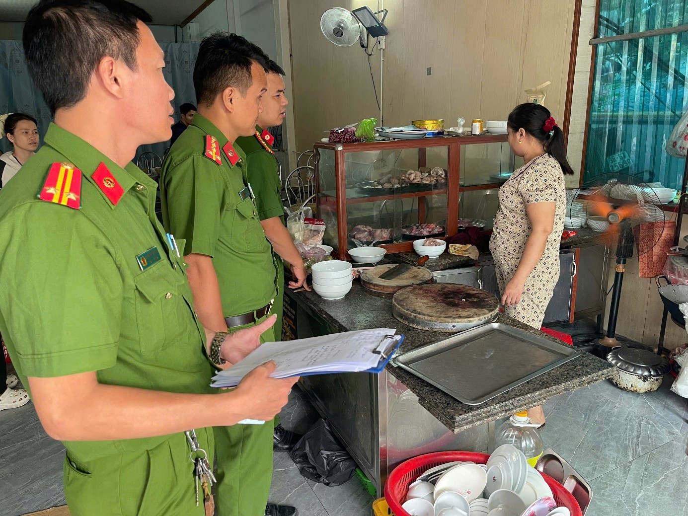Công an xã Thần Khê tăng cường tuyên truyền, ký cam kết chấp hành quy định về an toàn thực phẩm tại các cơ sở kinh doanh thực phẩm trên địa bàn