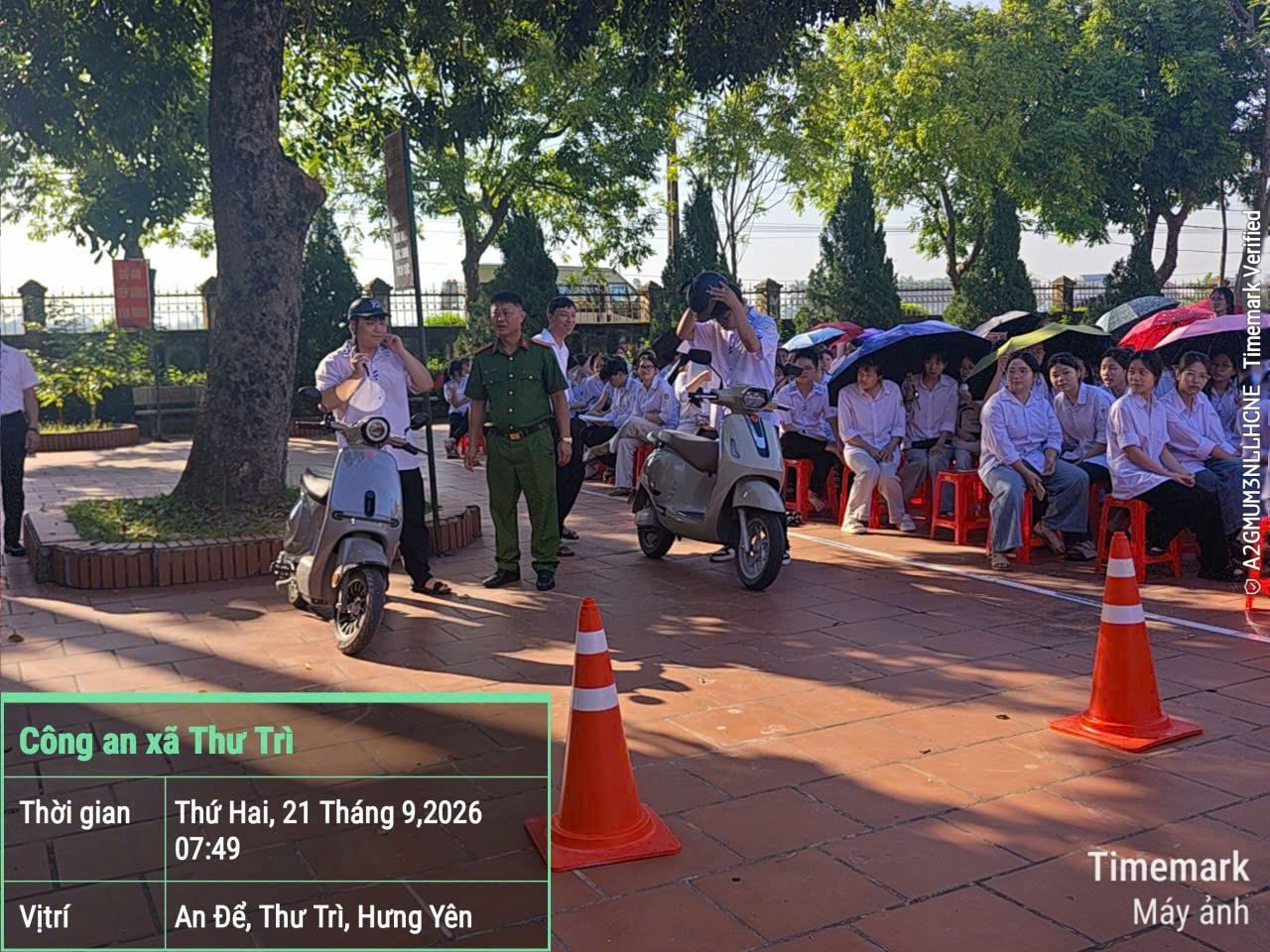 Công an xã Thư Trì phối hợp với Phòng Cảnh sát giao thông tuyên truyền, hướng dẫn kỹ năng lái xe an toàn tại trường THPT Lý Bôn